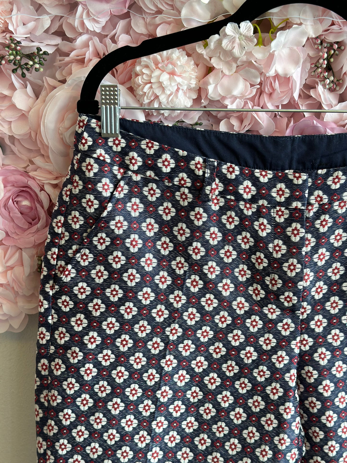 Joli pantalon coupe droite imprimé brodé fleuri T.42