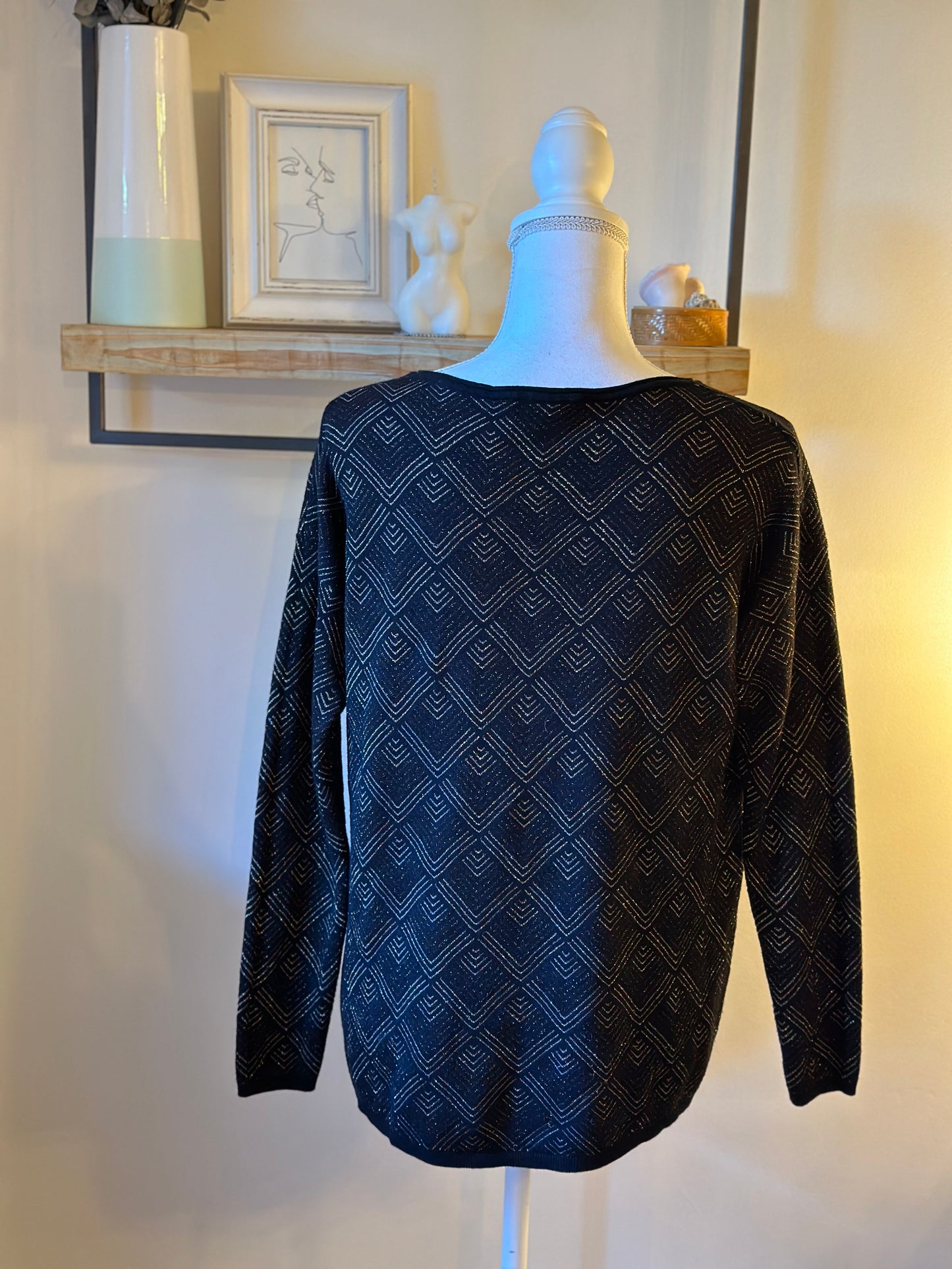 Pull noir à motifs dorés T.40
