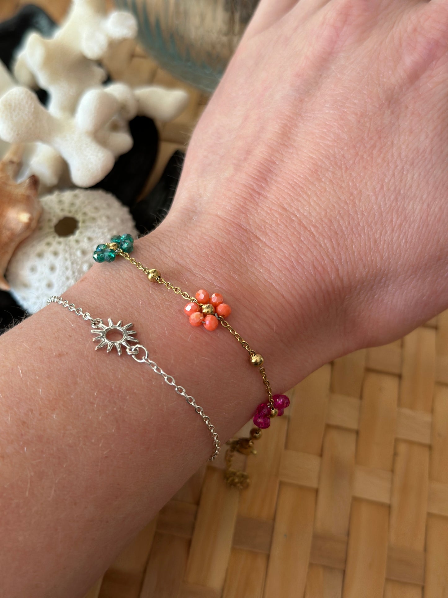 Bracelet en acier inoxydable doré, marguerites en pierres colorées