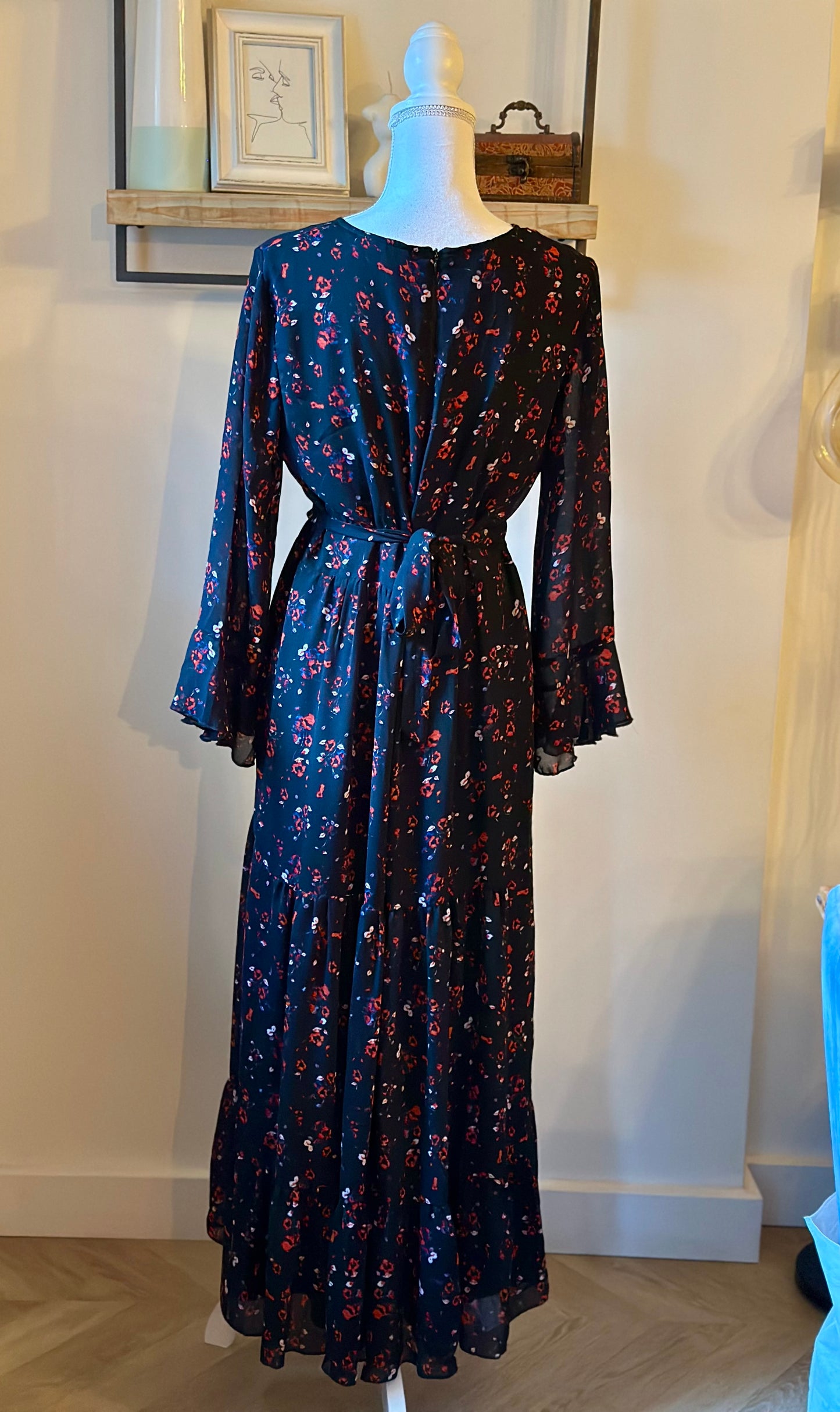 Robe longue noire à fleurs rouges T.40