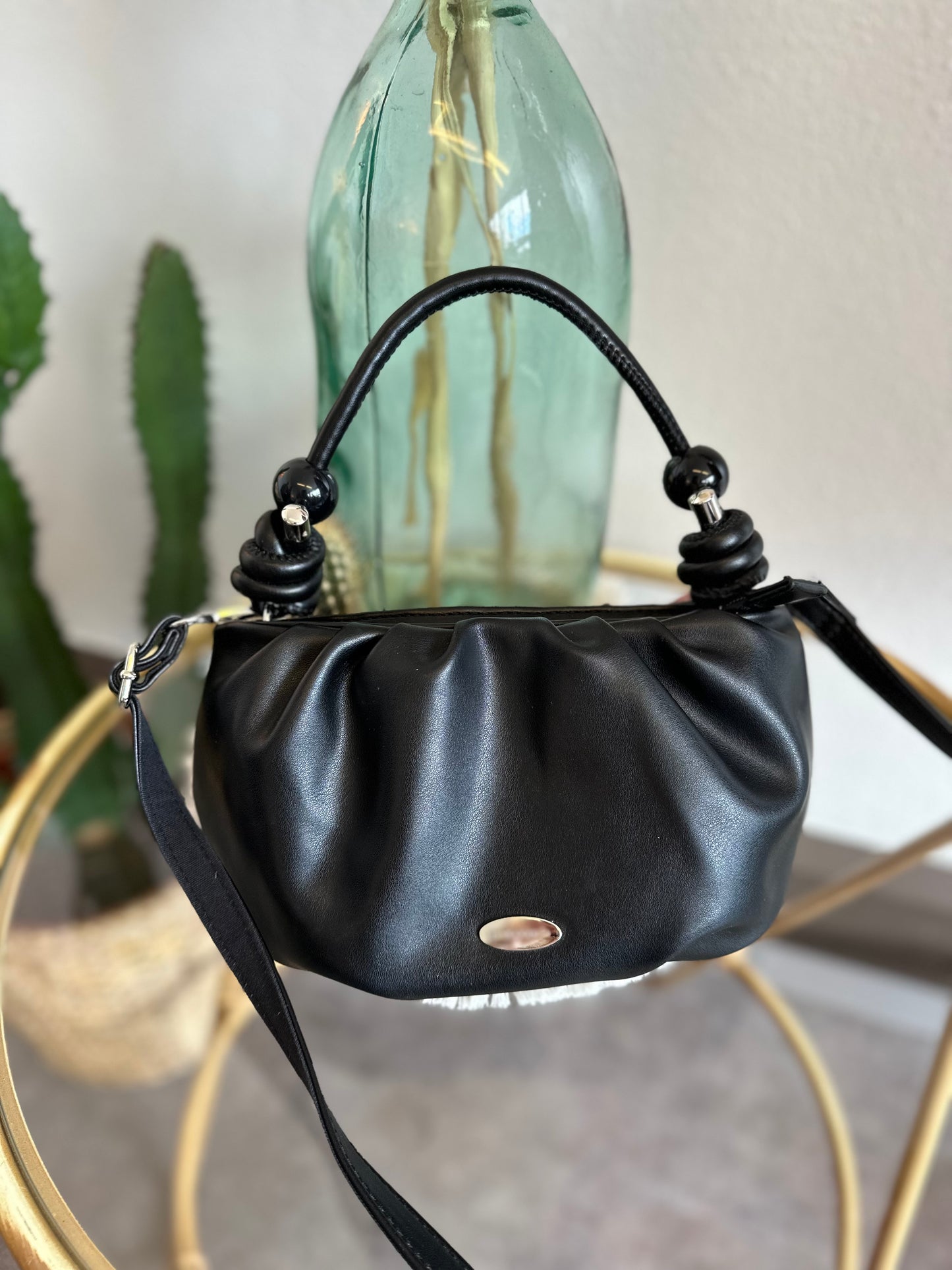 Petit sac bandoulière ou porté main en similicuir noir