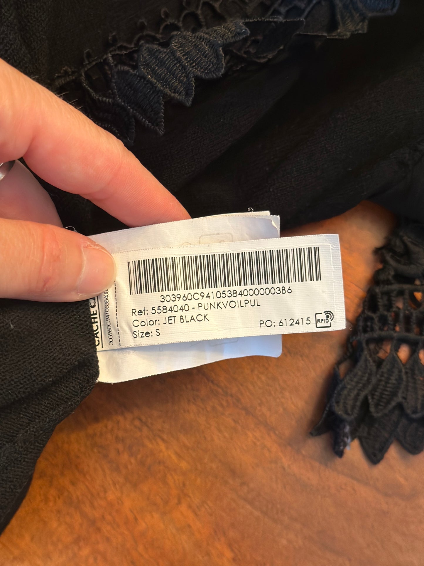 Pull léger noir brodé T.36