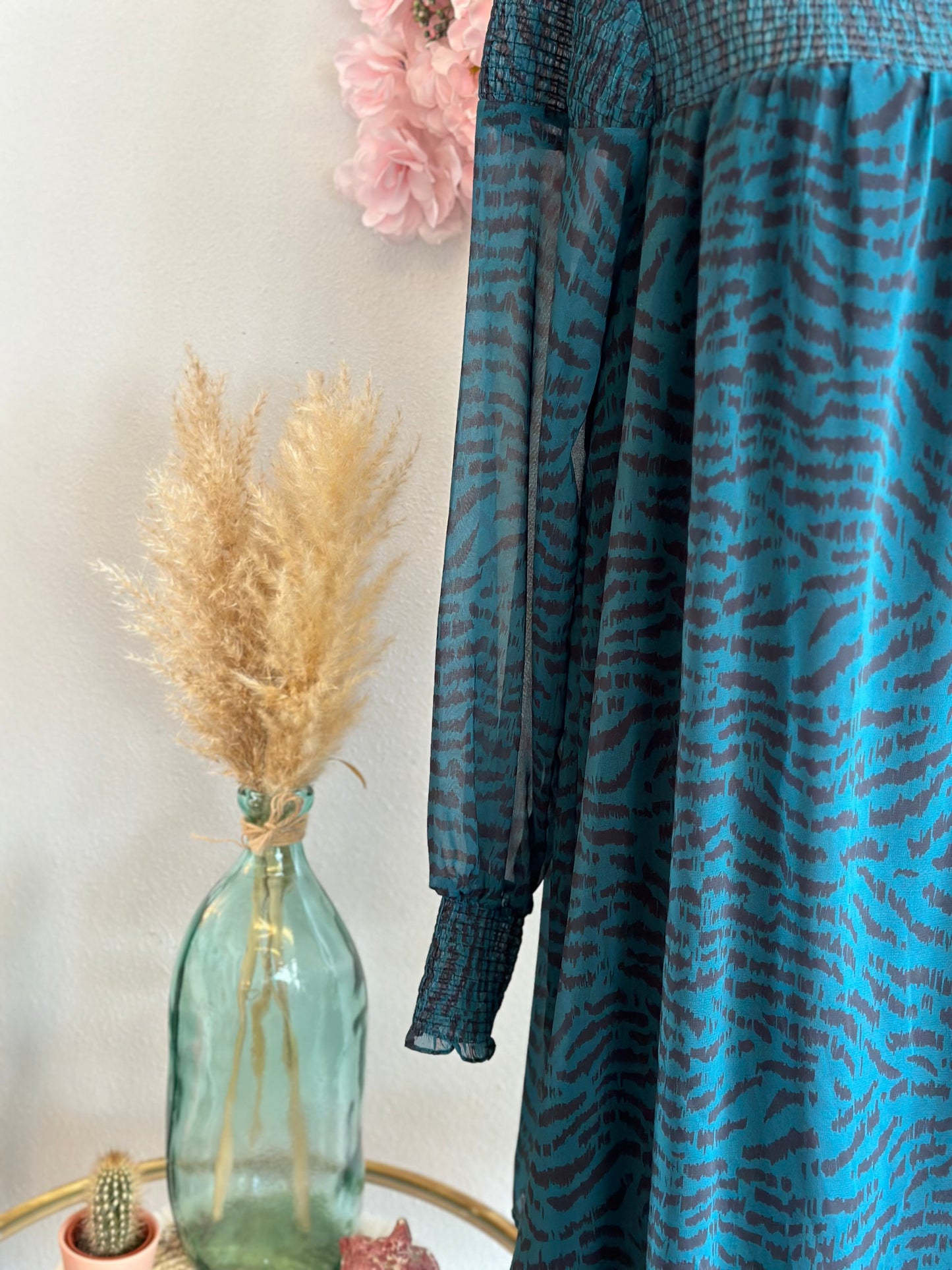 Robe fluide verte et noire à motifs neuve T.42