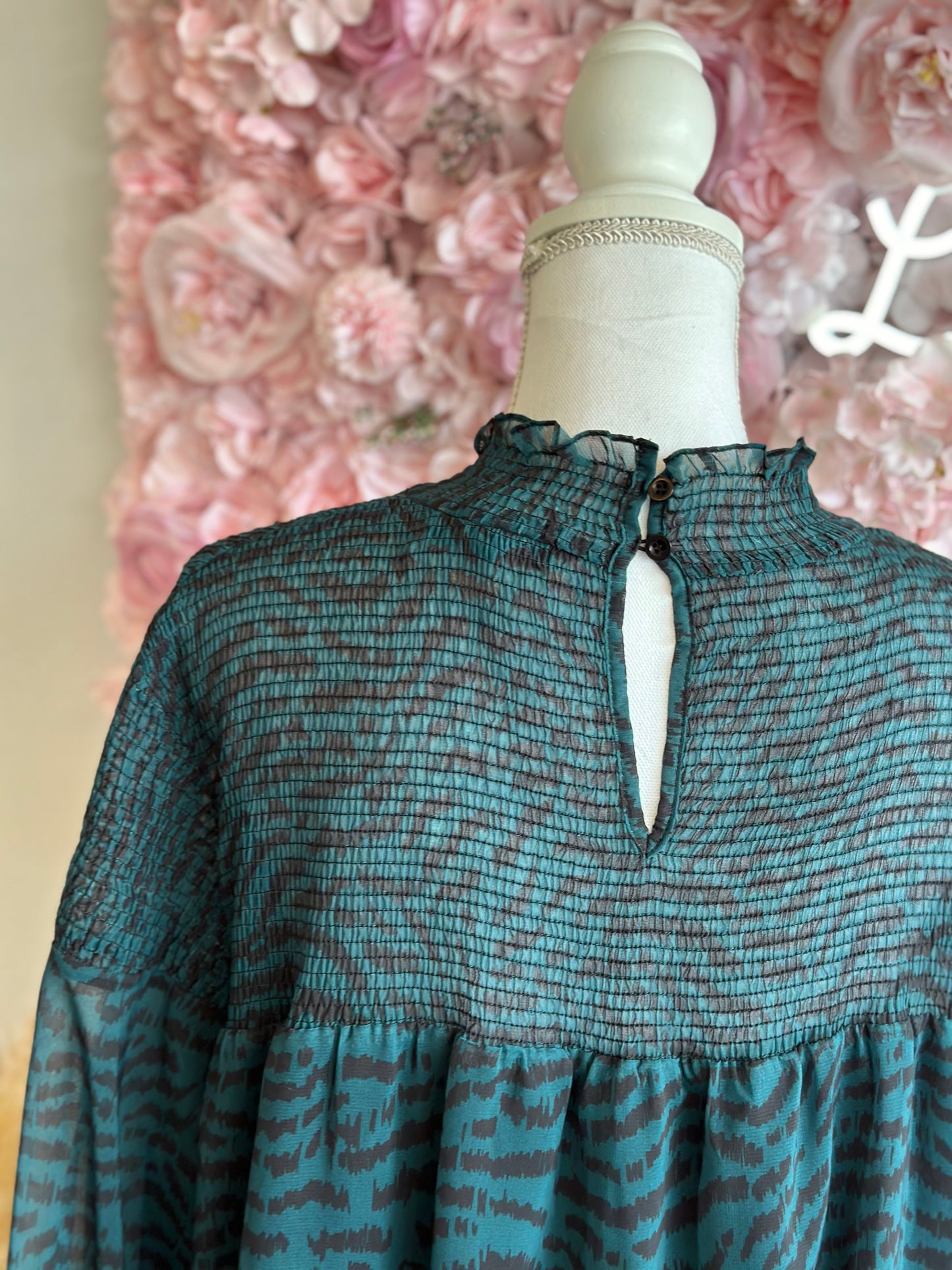 Robe fluide verte et noire à motifs neuve T.42