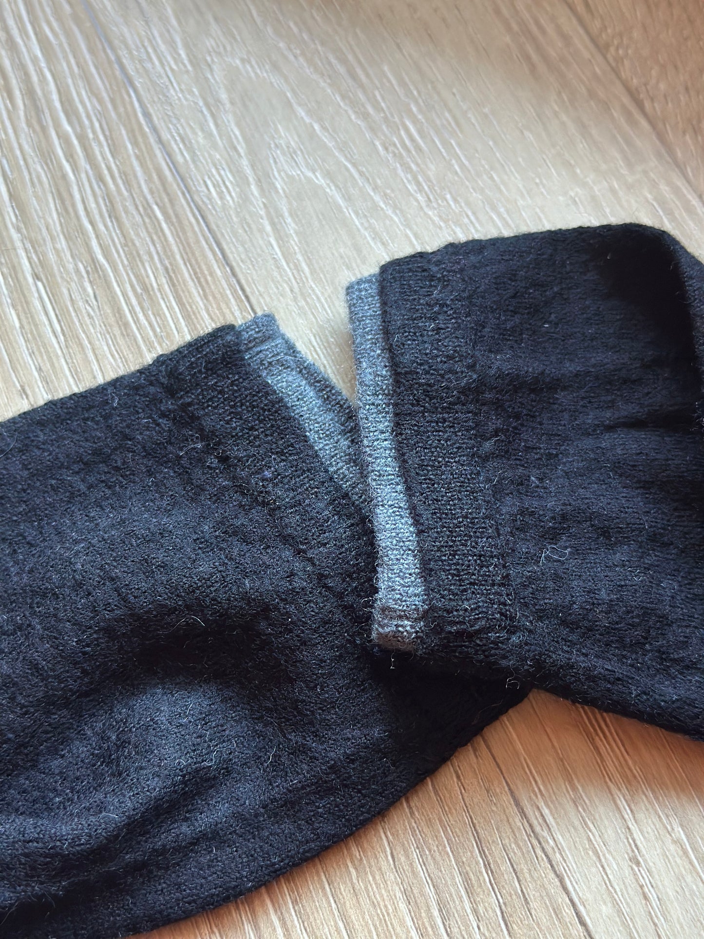 Pull laine mérinos noir détail gris col rond T.38