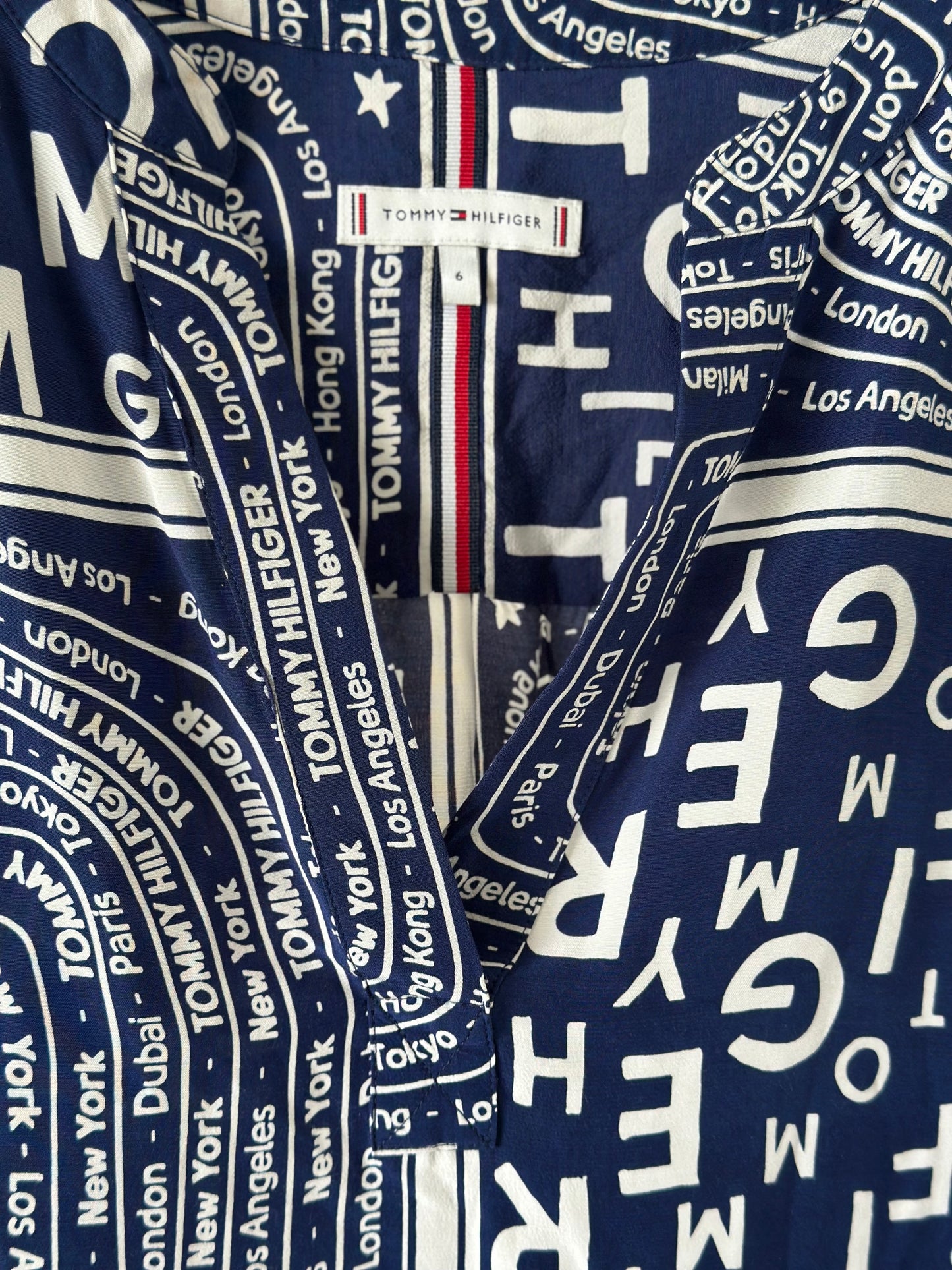 Blouse bleue à motifs T.40