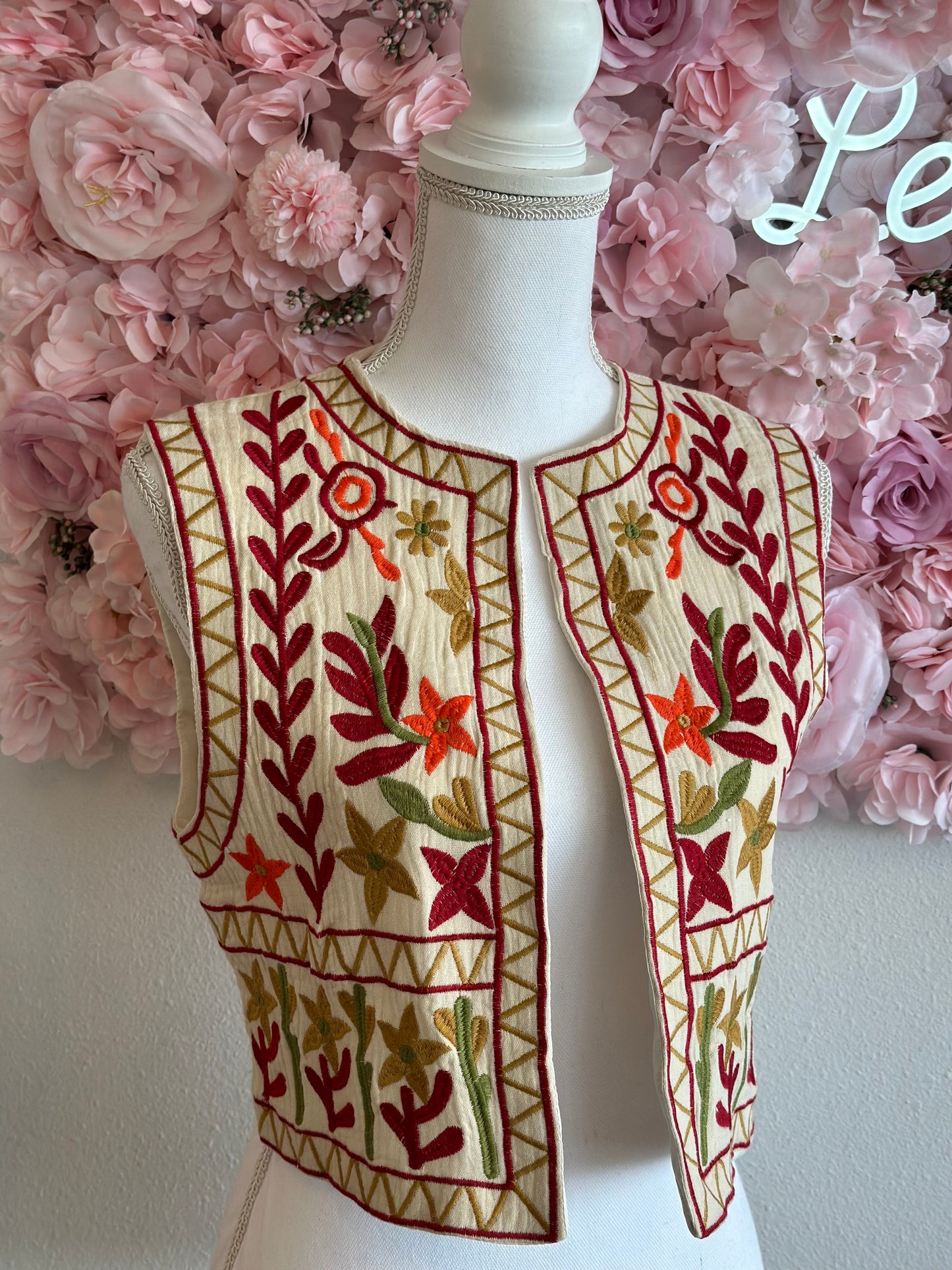 Gilet sans manches façon gaze de coton brodé de fleurs colorées, T.36