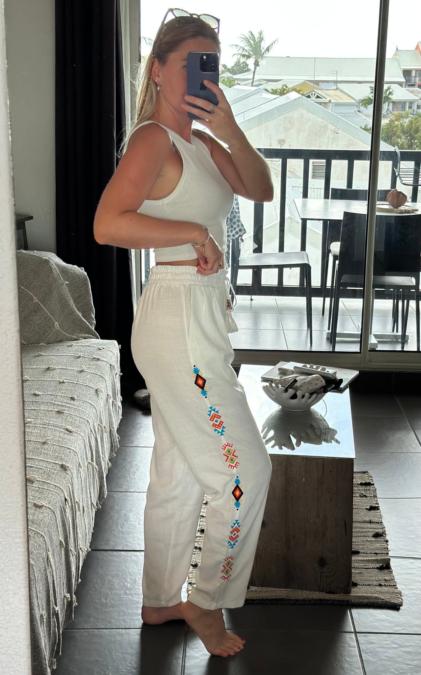 Pantalon léger en lin blanc – Coupe ample droite – Détails brodés colorés – Taille 3