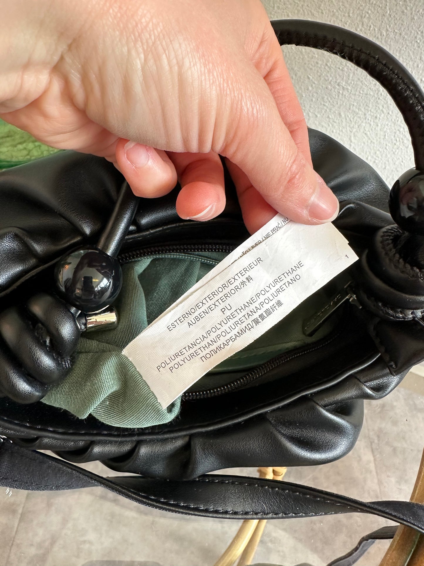 Petit sac bandoulière ou porté main en similicuir noir