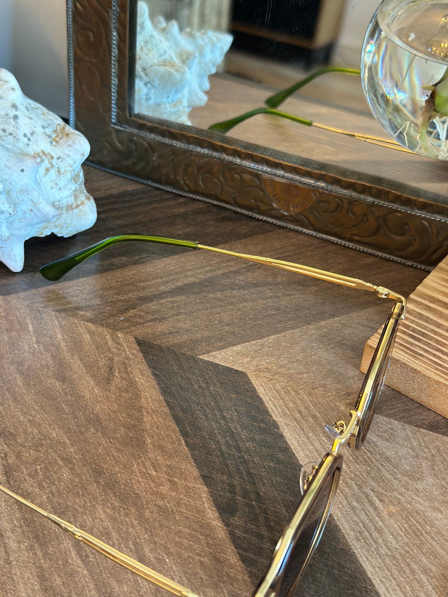 Lunettes de soleil unisexe neuves – monture dorée et branches vertes