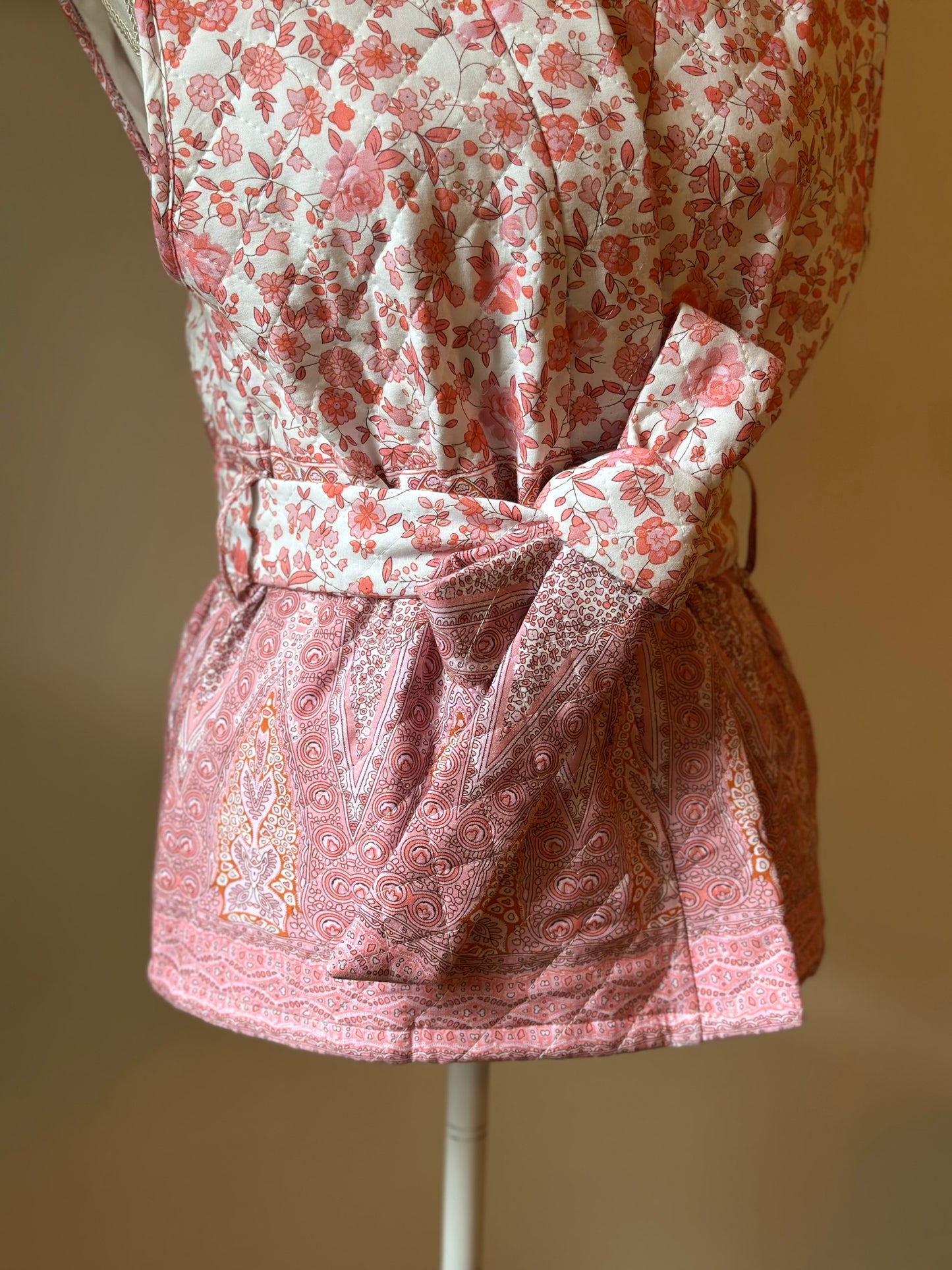 Veste matelassée sans manches fleurie T.36/38