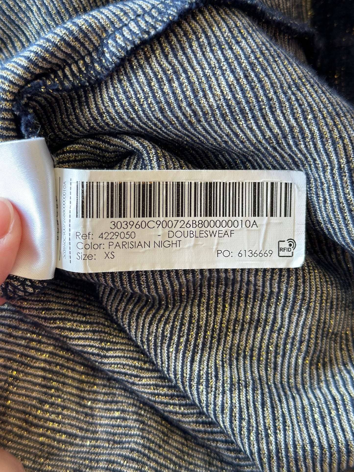 Petit pull bleu à motifs en relief avec fils argentés, T.34