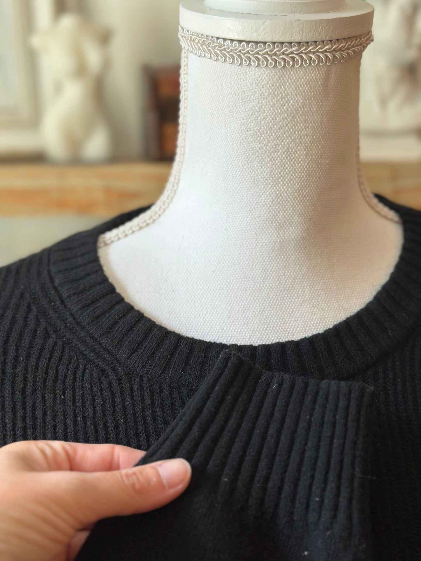 Pull noir en laine logo brodé T.42