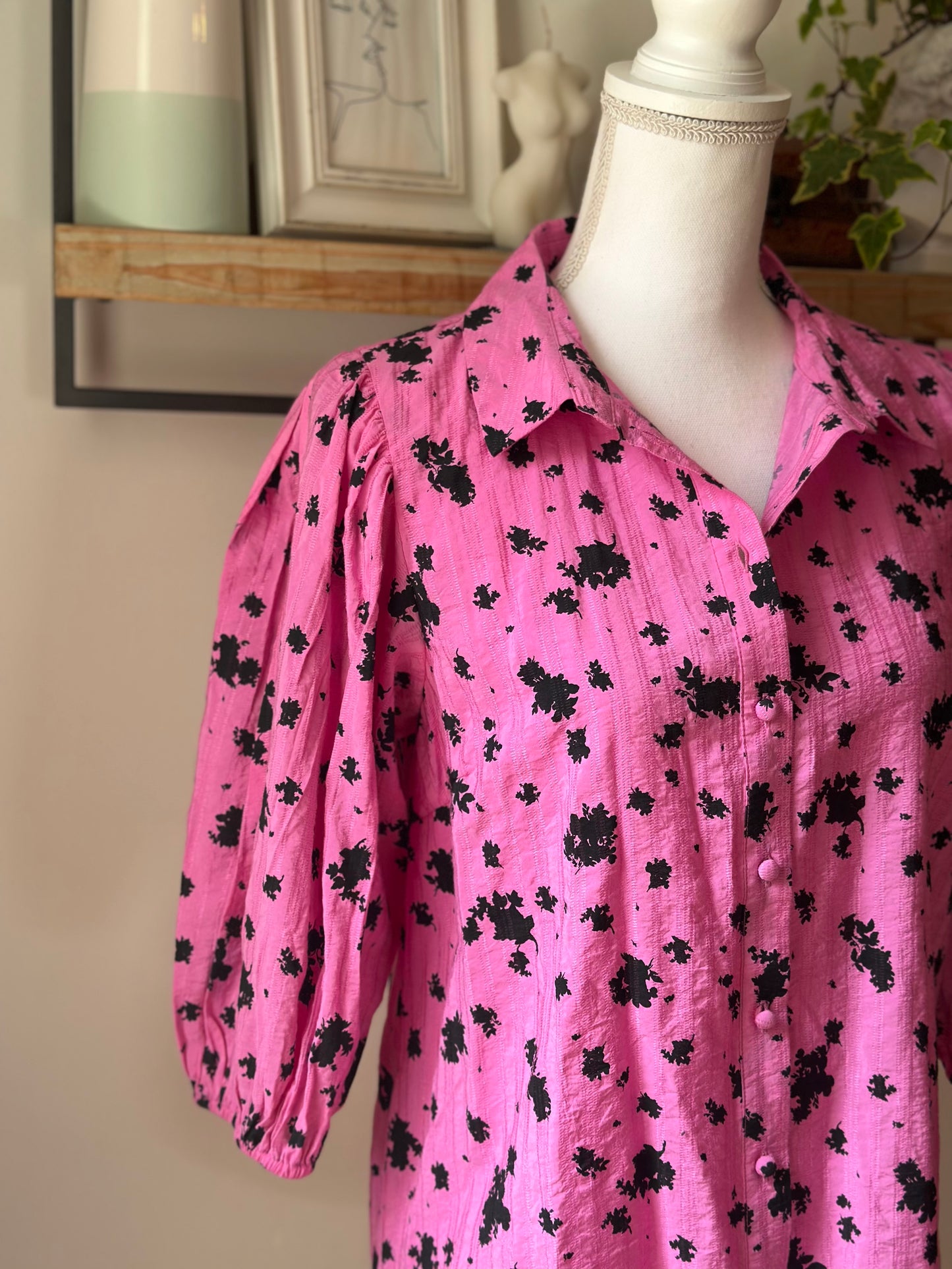 Chemise rose à imprimé noir T.36
