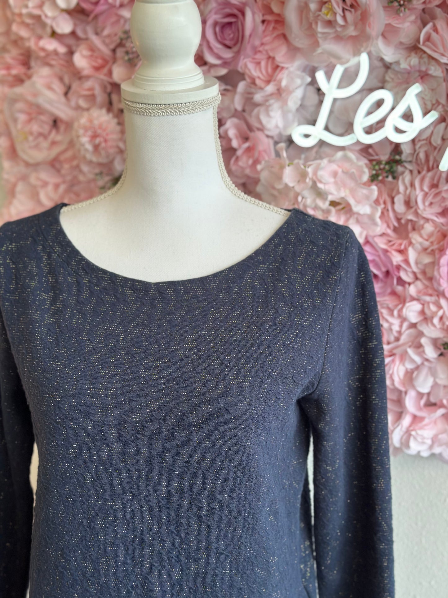 Petit pull bleu à motifs en relief avec fils argentés, T.34