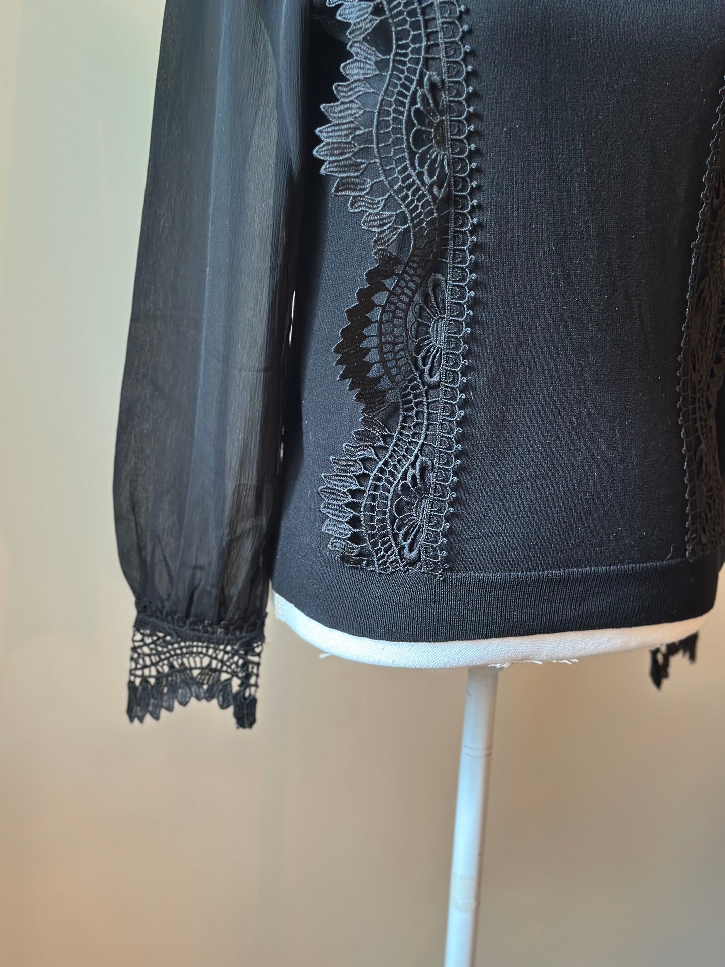 Pull léger noir brodé T.36
