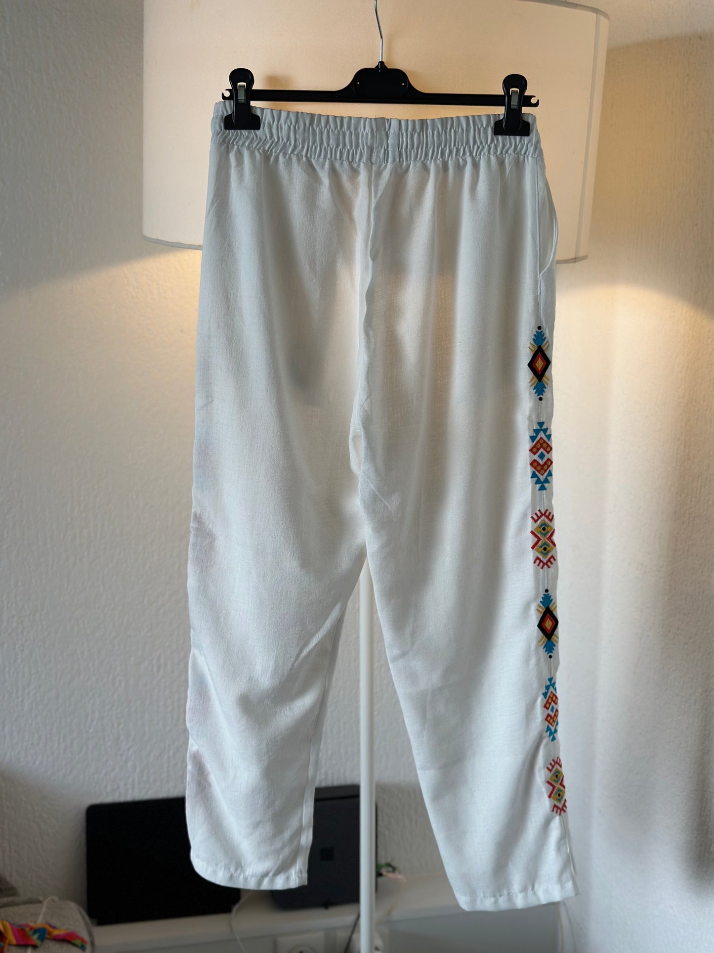 Pantalon léger en lin blanc – Coupe ample droite – Détails brodés colorés – Taille 3