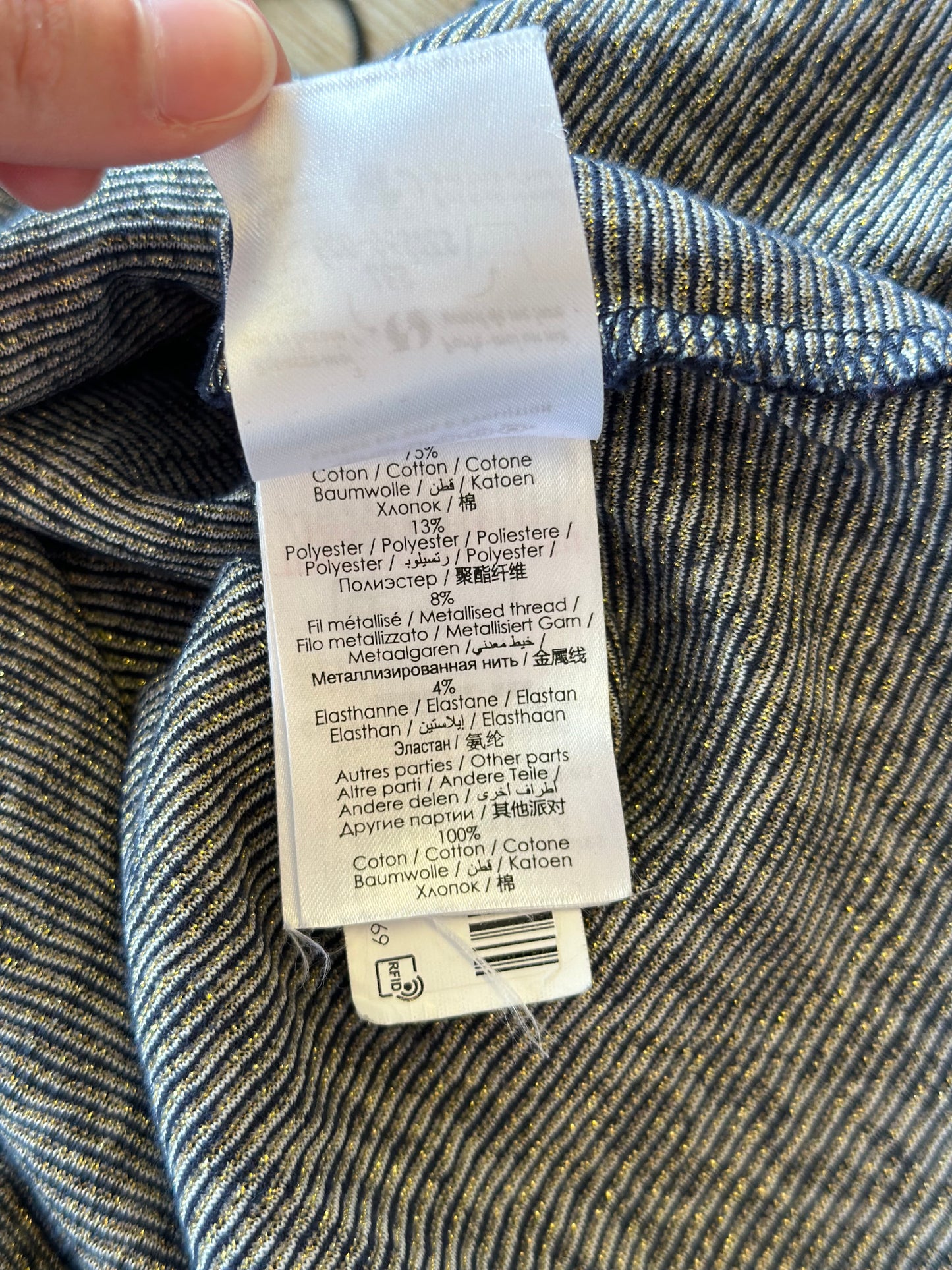 Petit pull bleu à motifs en relief avec fils argentés, T.34