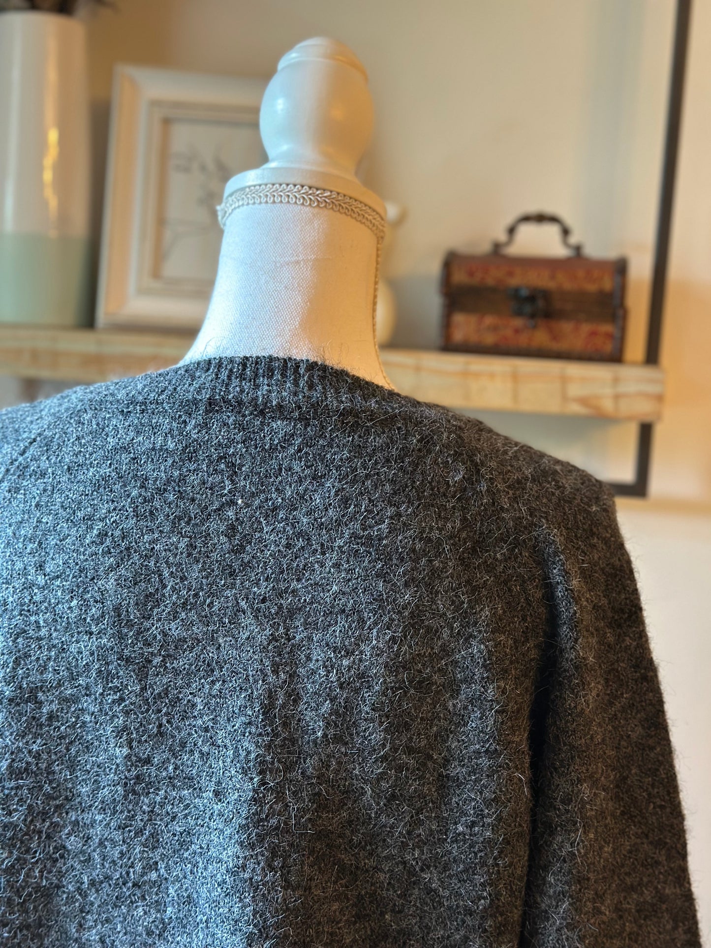 Cardigan gris en maille laine, boutons cœur rouge, T.U