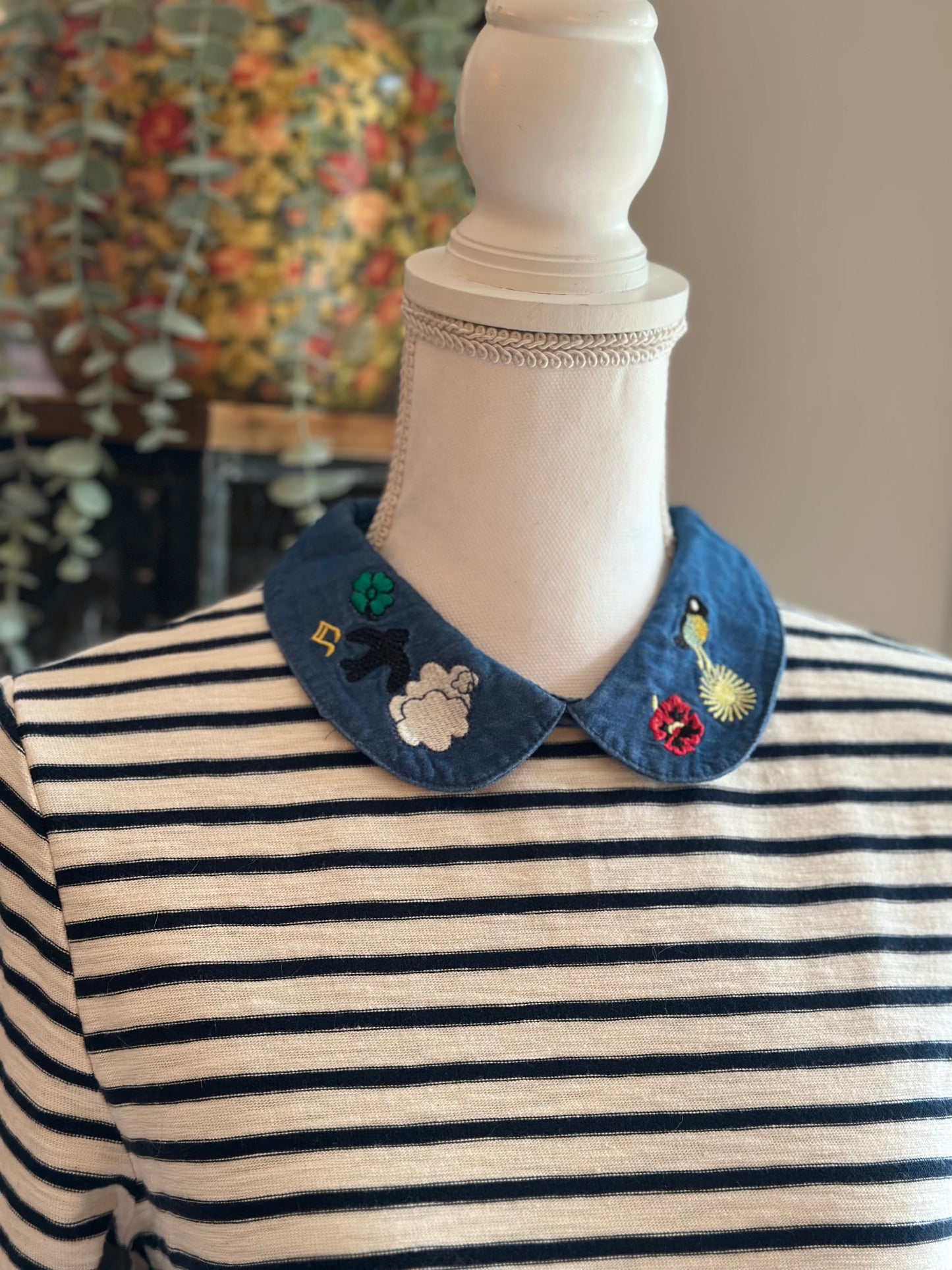 Petit pull léger marinière avec col Claudine brodé T.38