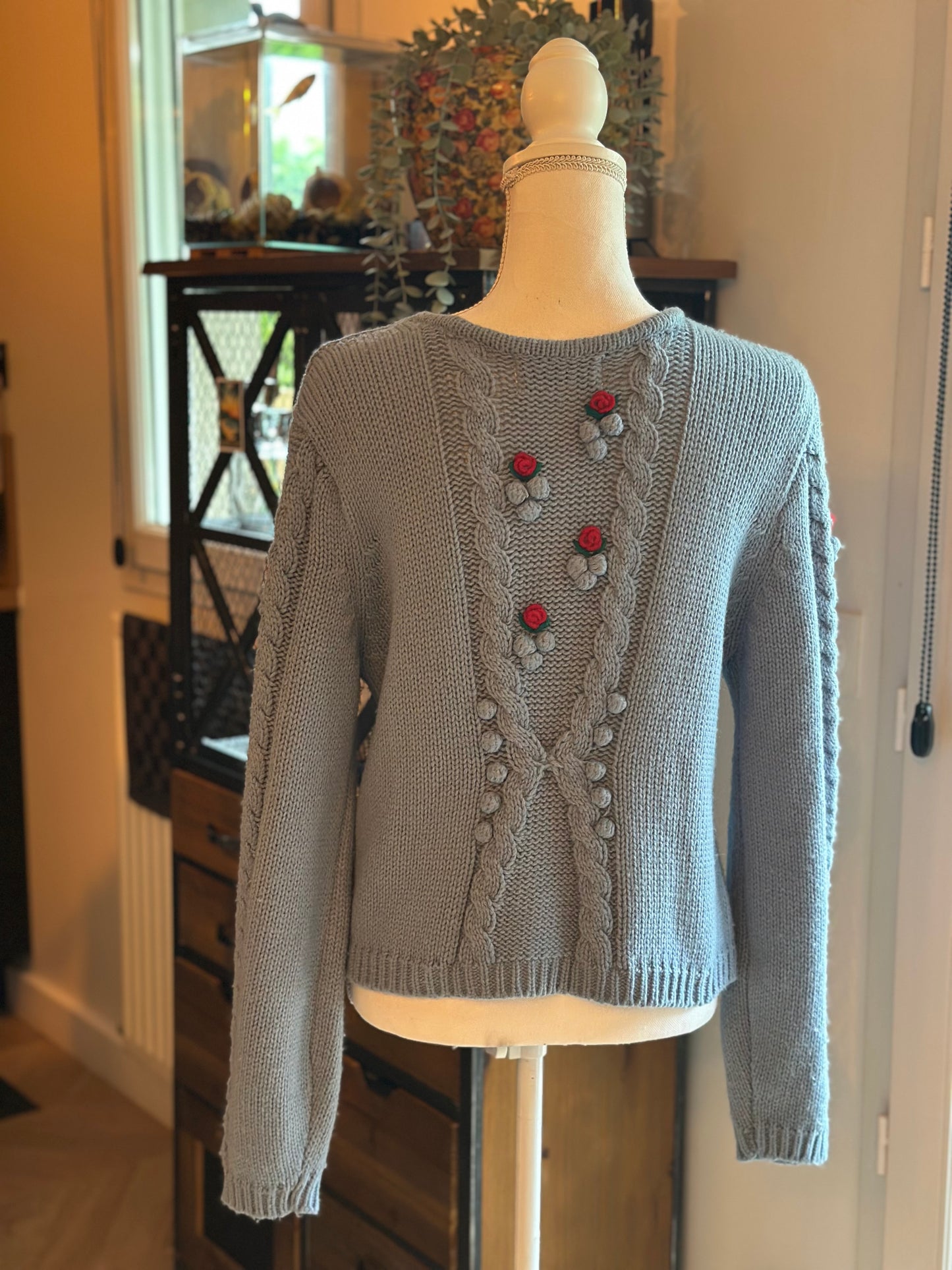 Pull vintage bleu brodé à fleurs (laine) T36