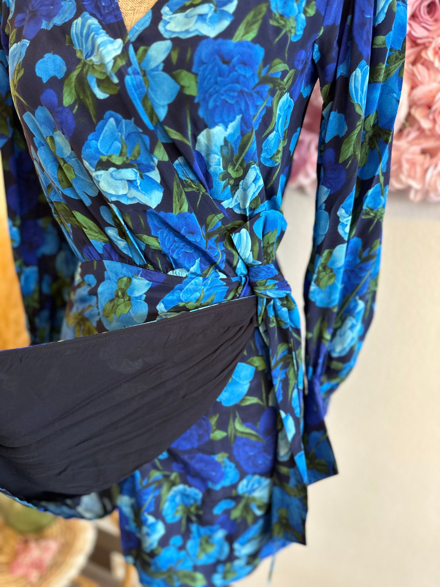 Robe « Dolce Vita » en soie coupe portefeuille motifs bleus fleuris T.34