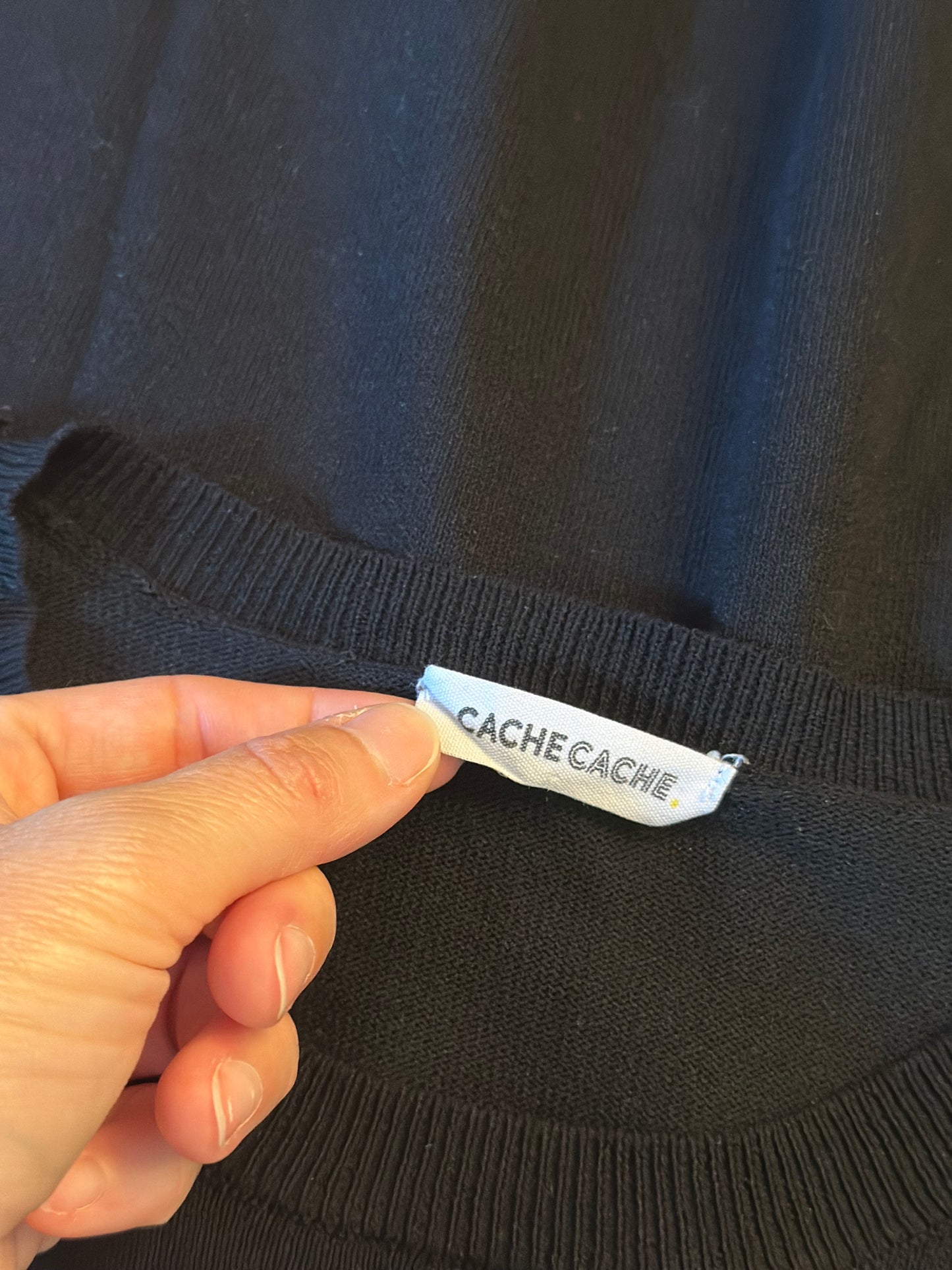 Pull léger noir brodé T.36