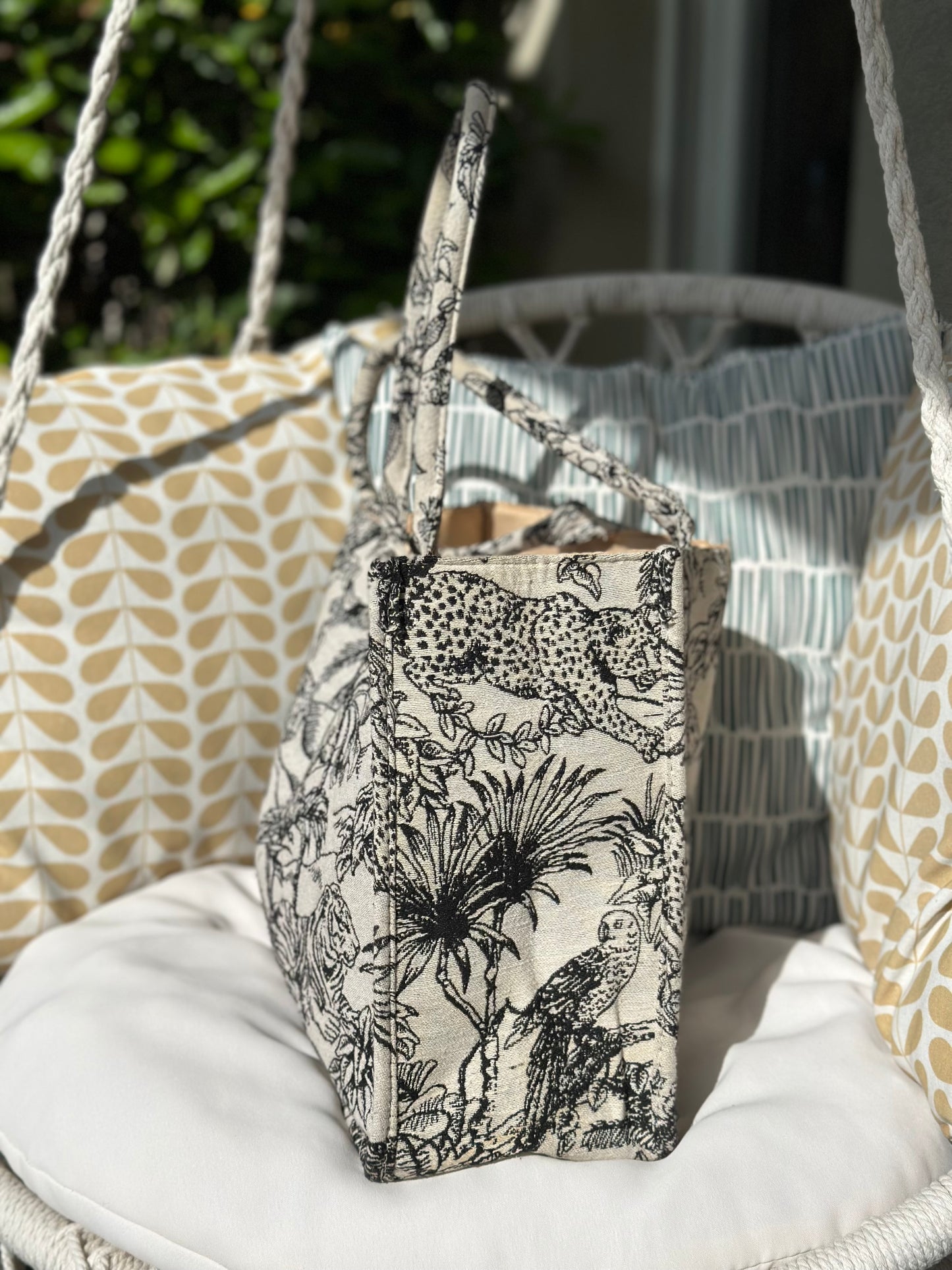 Sac cabas noir en jacquard motif jungle