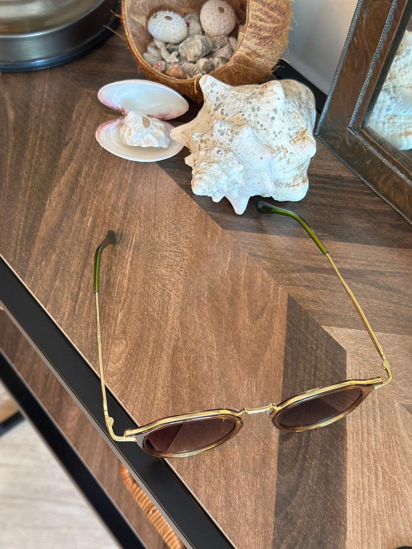 Lunettes de soleil unisexe neuves – monture dorée et branches vertes