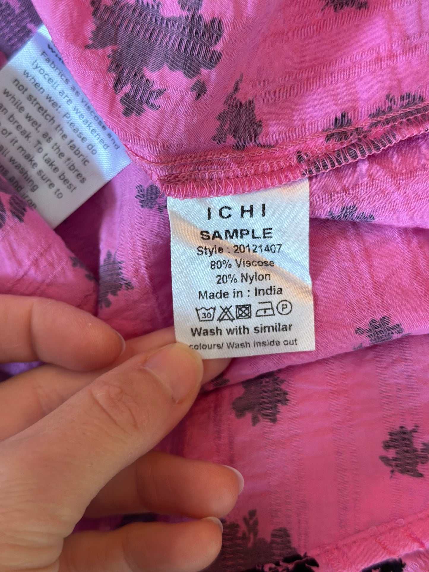 Chemise rose à imprimé noir T.36