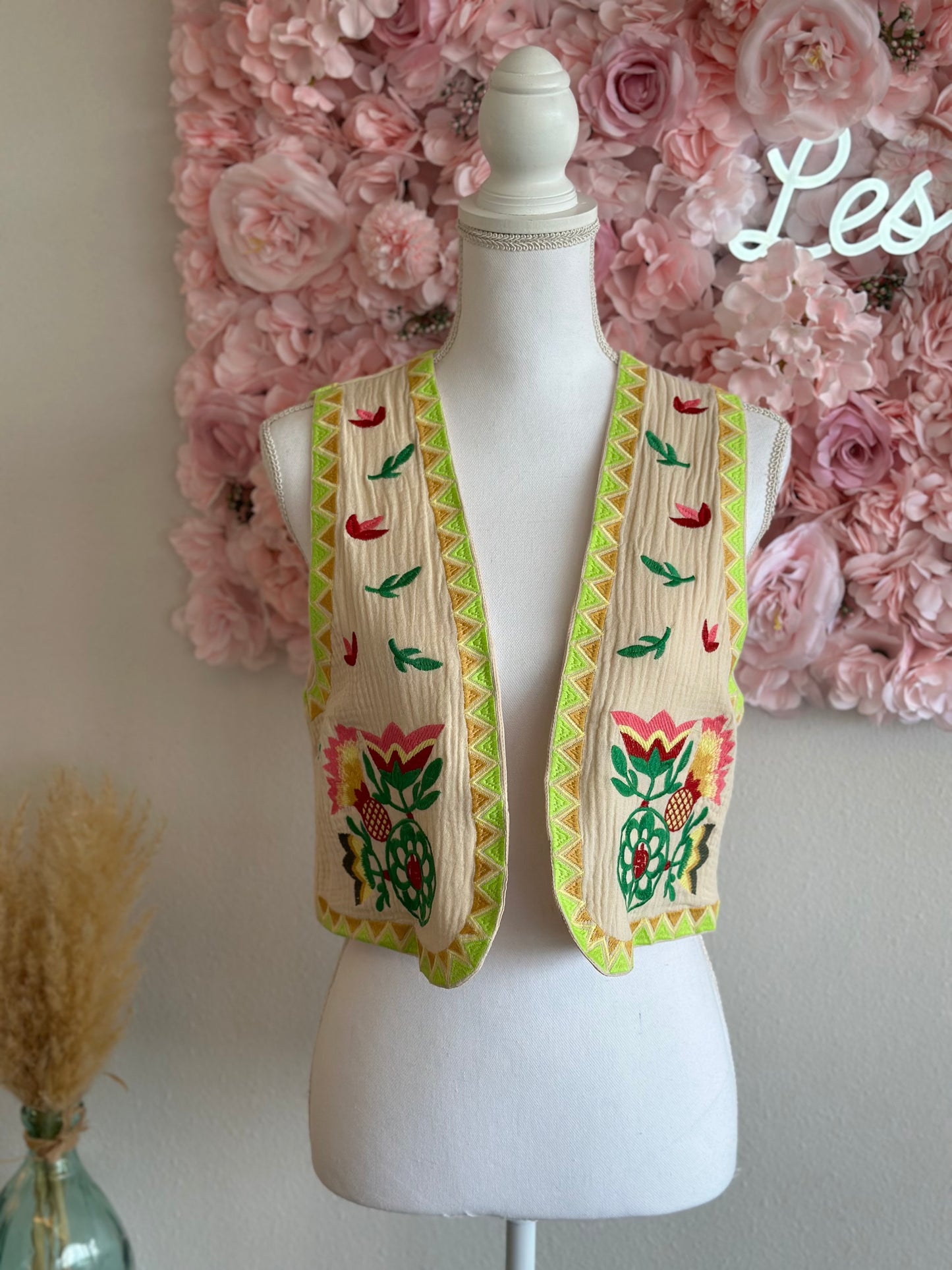 Gilet sans manches façon gaze de coton brodé de fleurs colorées, T.36/38