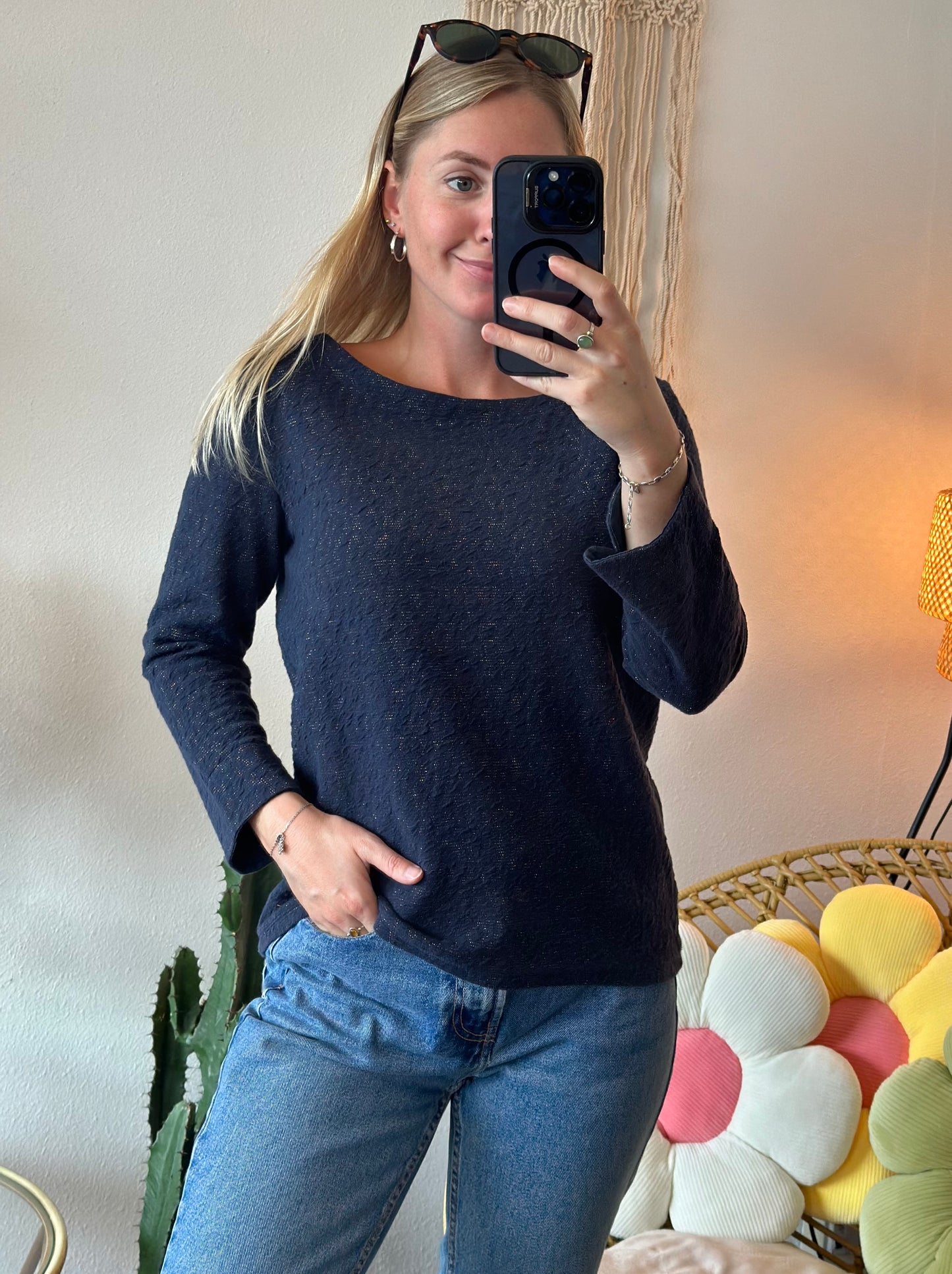Petit pull bleu à motifs en relief avec fils argentés, T.34