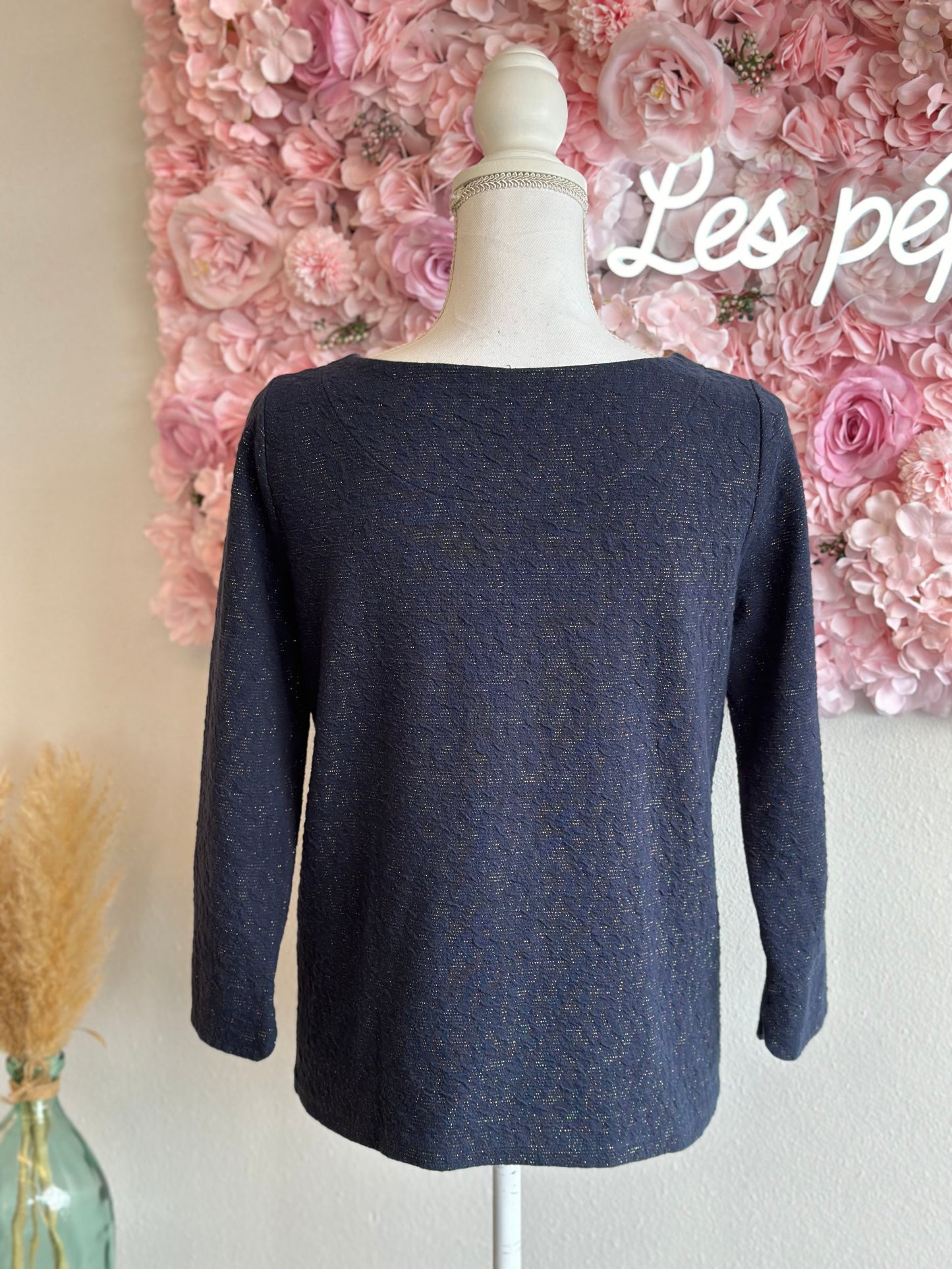 Petit pull bleu à motifs en relief avec fils argentés, T.34