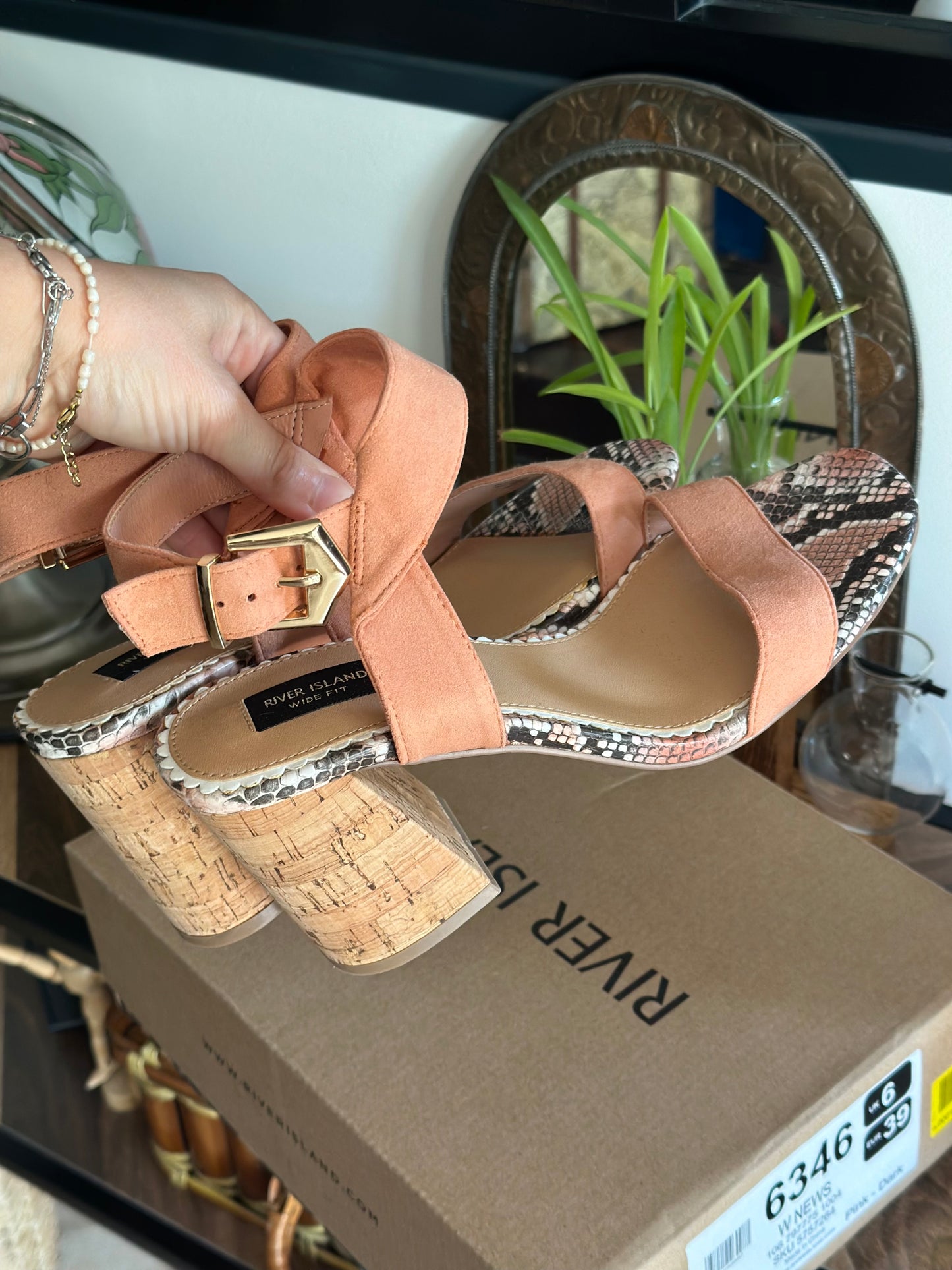 Sandales corail rose clair à talon T.39 – neuves