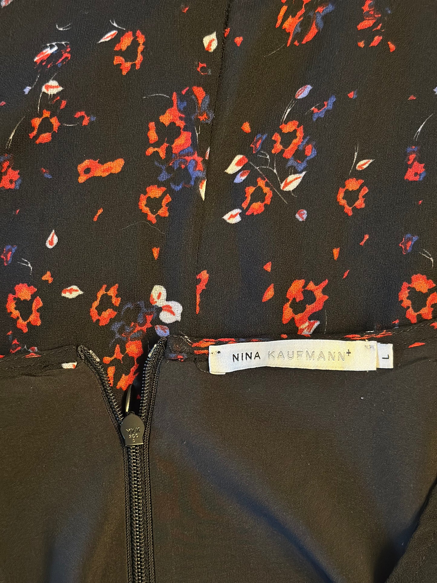 Robe longue noire à fleurs rouges T.40