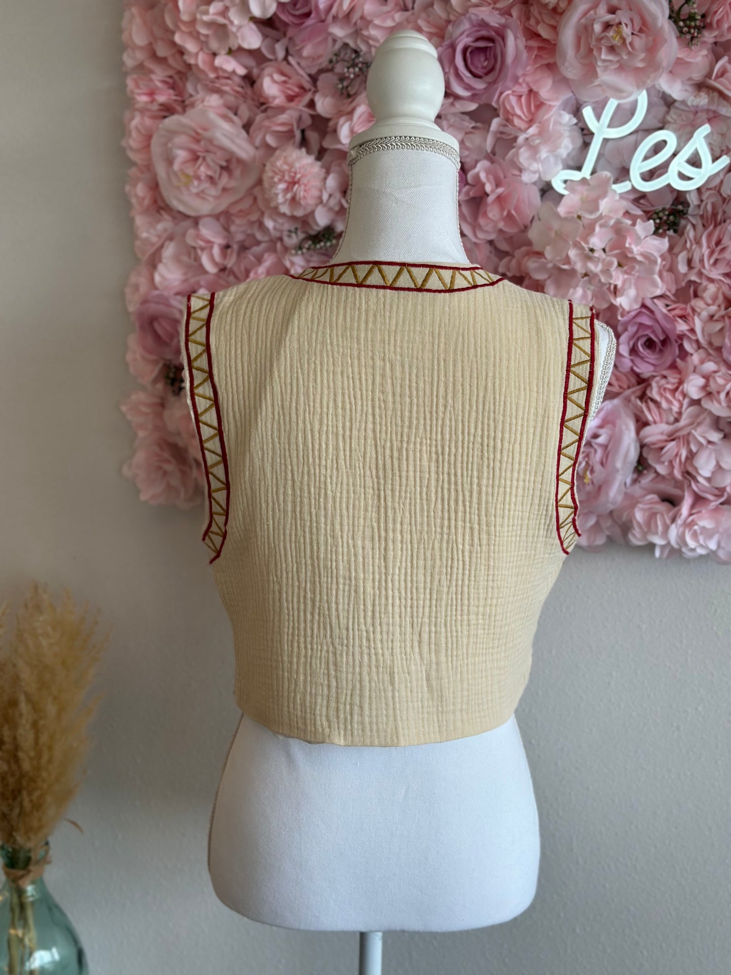 Gilet sans manches façon gaze de coton brodé de fleurs colorées, T.36