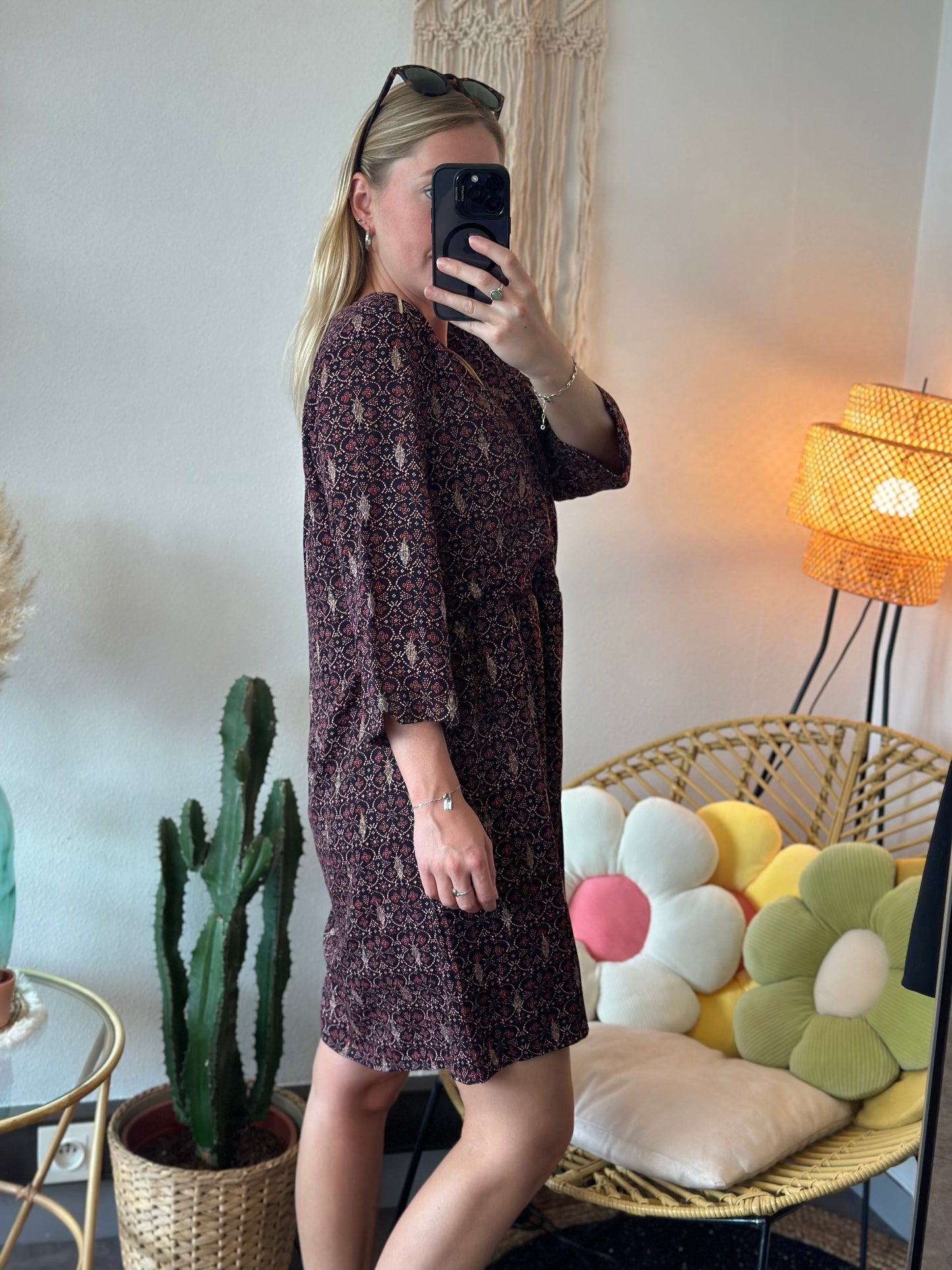 Belle robe fluide noire avec imprimé fleuri bordeaux et doré, T.40
