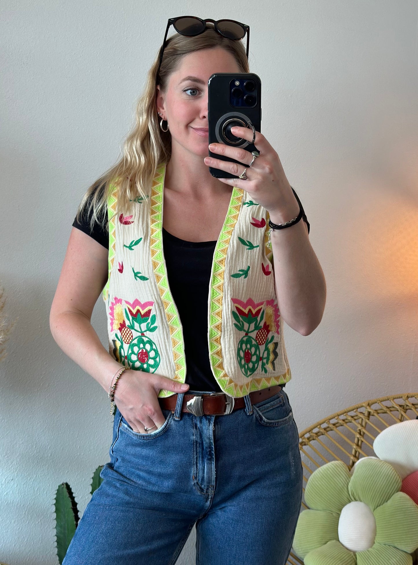 Gilet sans manches façon gaze de coton brodé de fleurs colorées, T.36/38