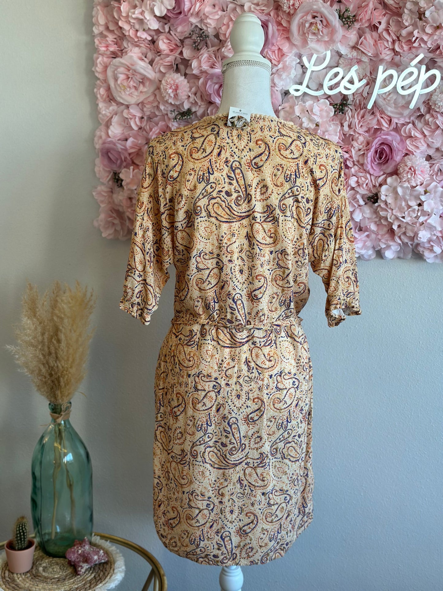Belle robe midi à motifs fleuris cachemire T.40
