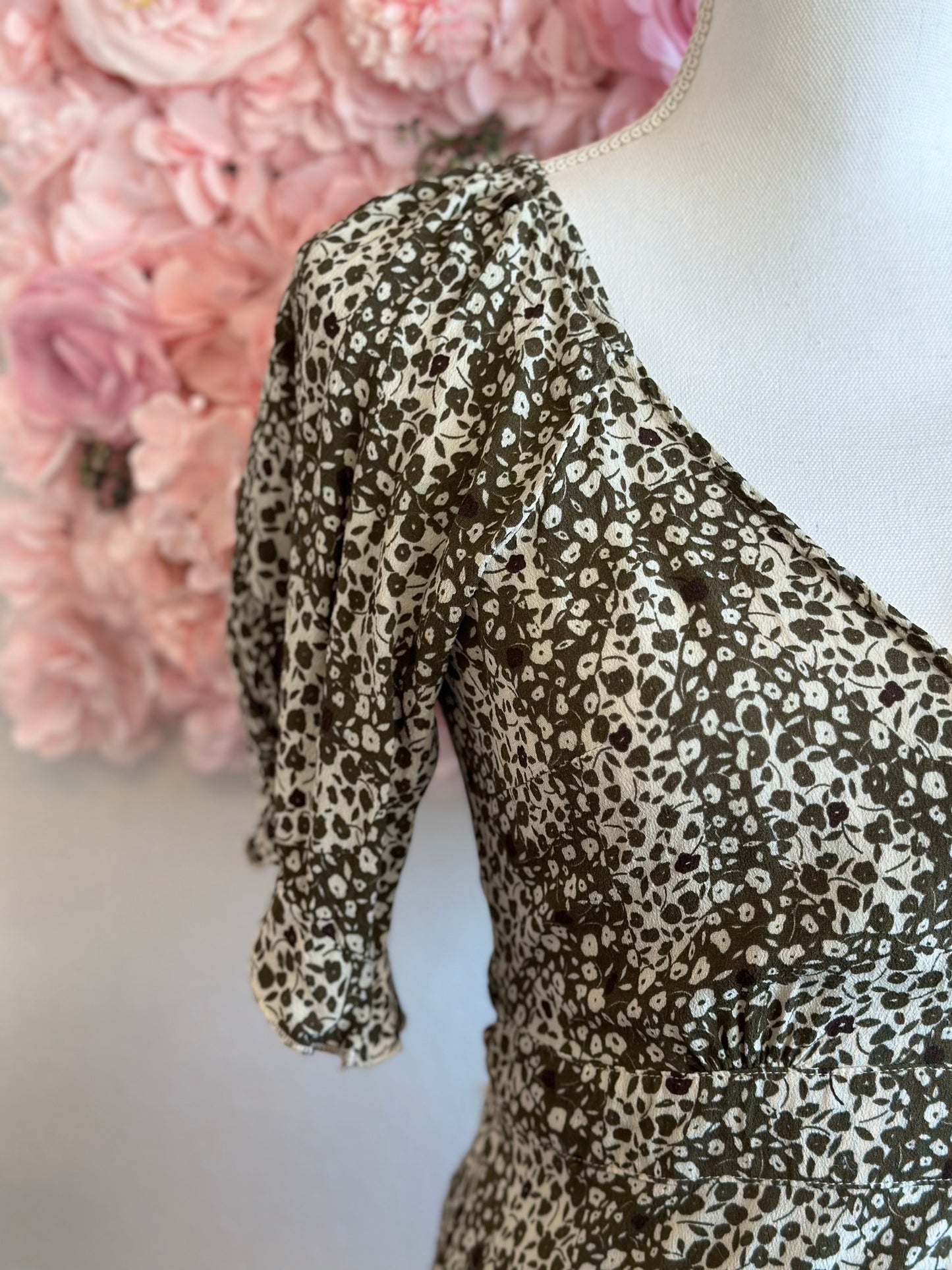 Robe longue portefeuille blanc kaki à motifs fleuris T.36