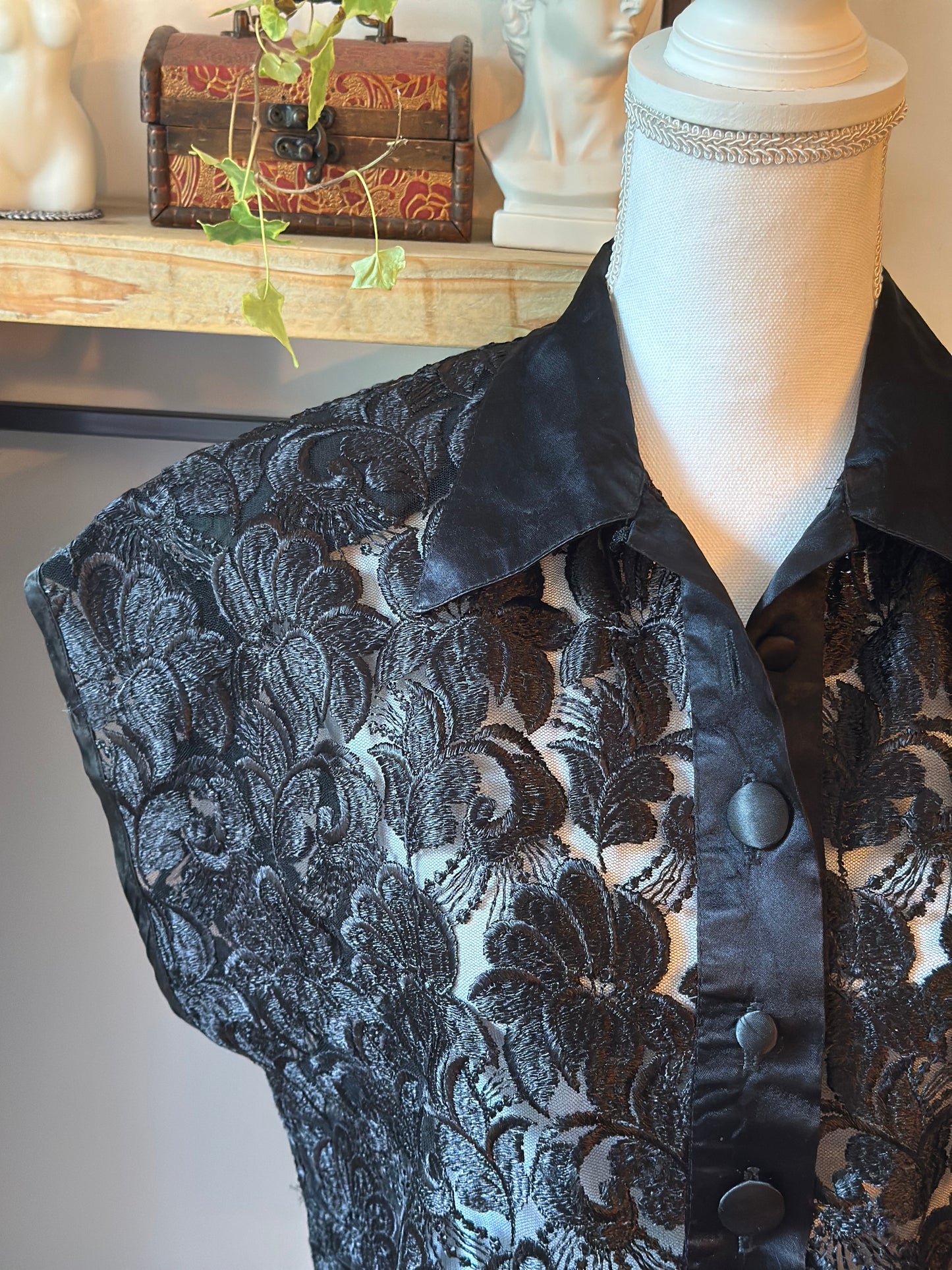 Blouse vintage noire en dentelle T.U (36 au 40)