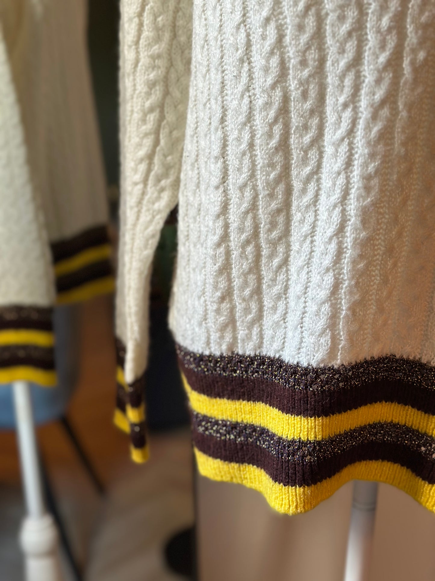 Pull torsadé en maille blanche avec col en V jaune et lurex T.36 oversize