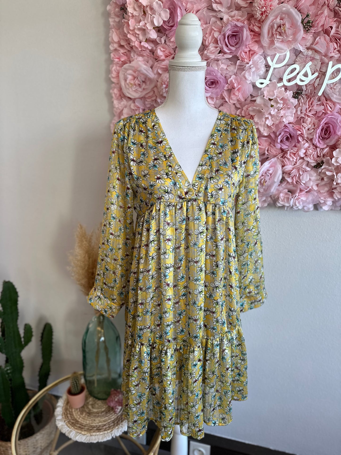 Robe fluide imprimée jaune à motifs fleuris et fil lurex argenté, T.36