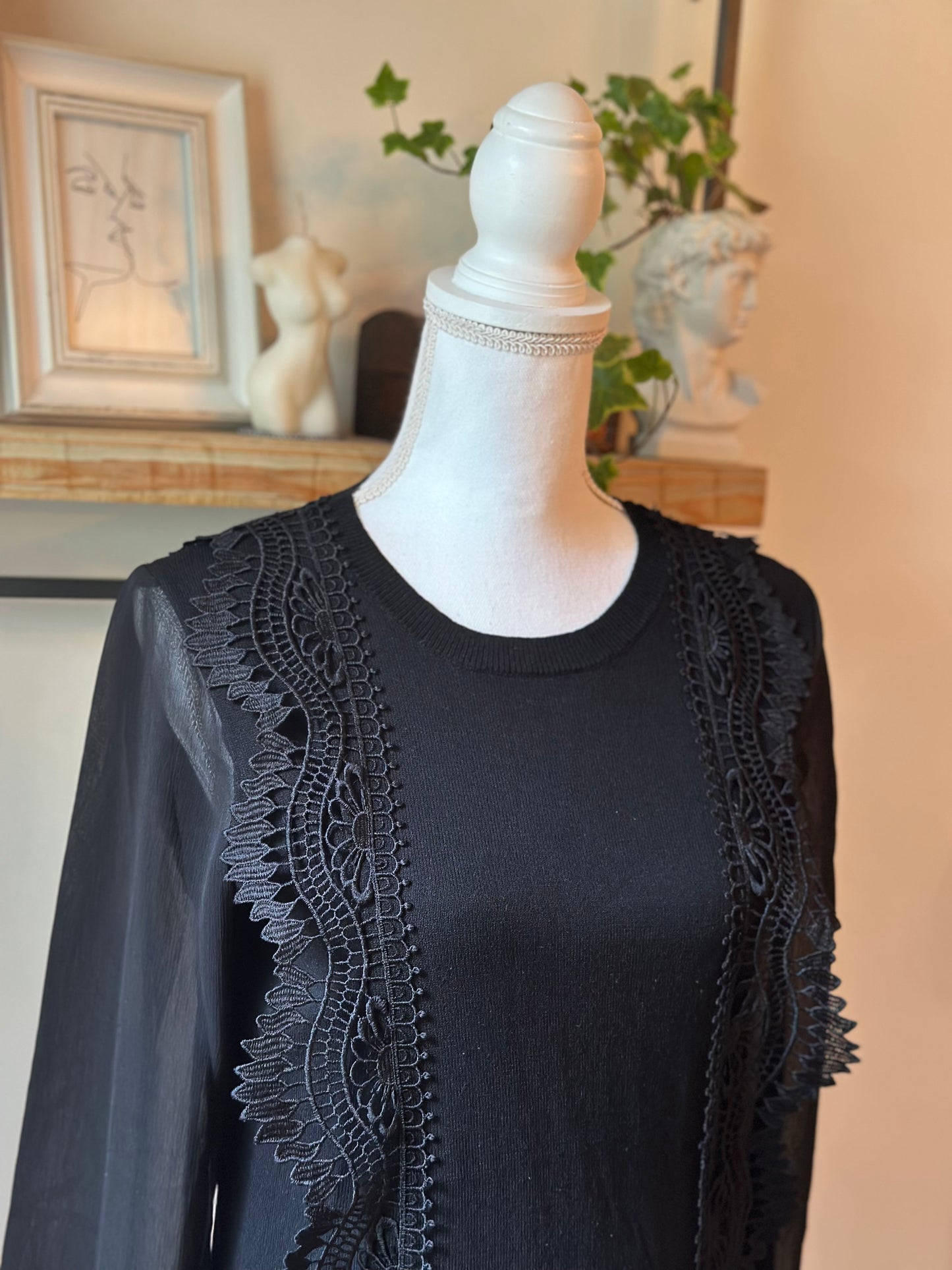 Pull léger noir brodé T.36