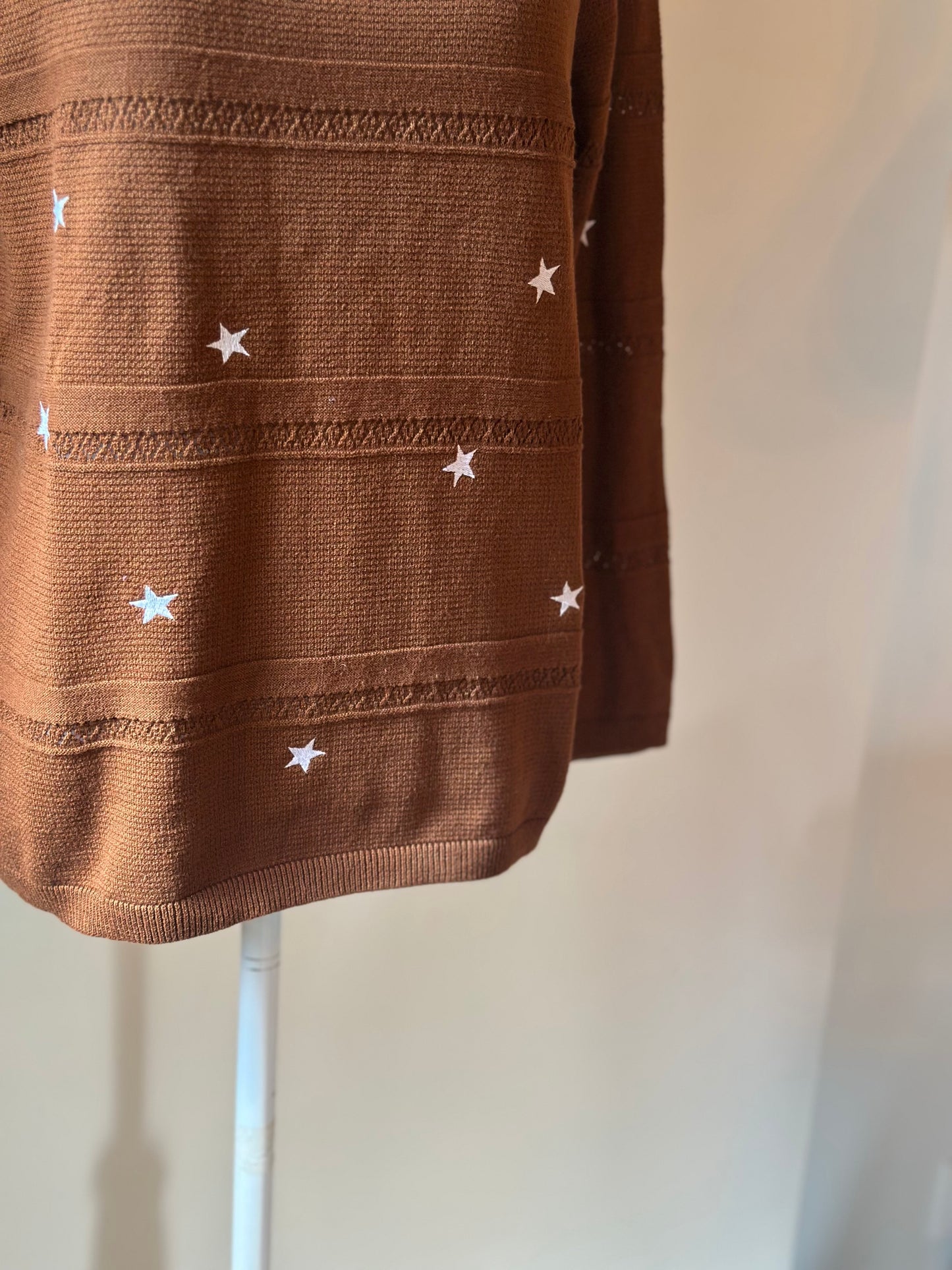 Pull marron, étoiles brodées T.38