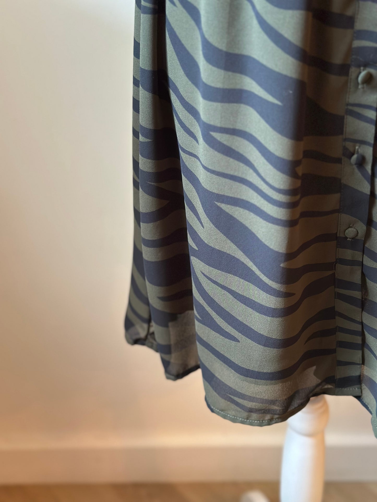 Robe mi-longue imprimé zébré kaki et noir T.38