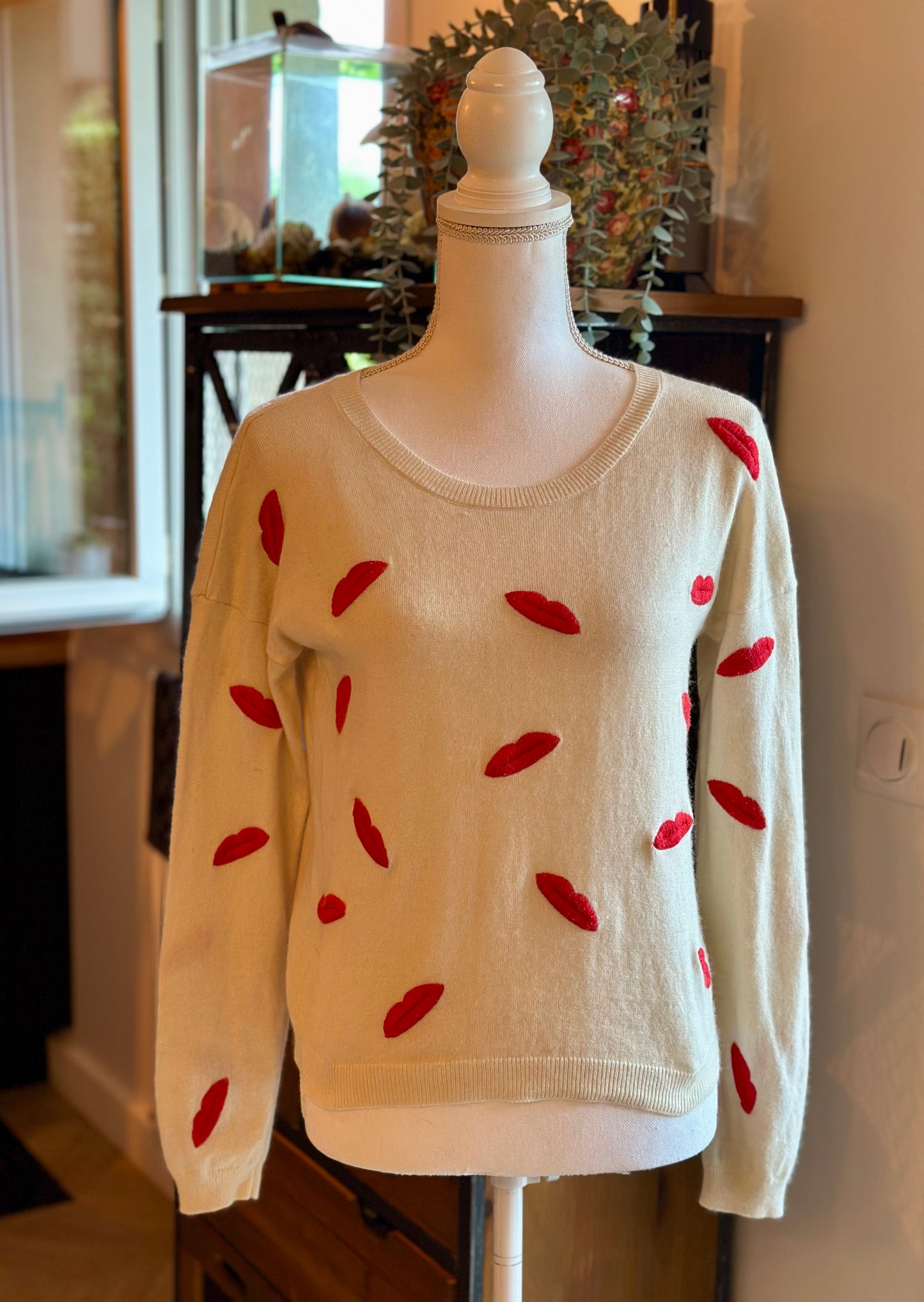 Pull en laine ivoire à motifs lèvres rouges T.34