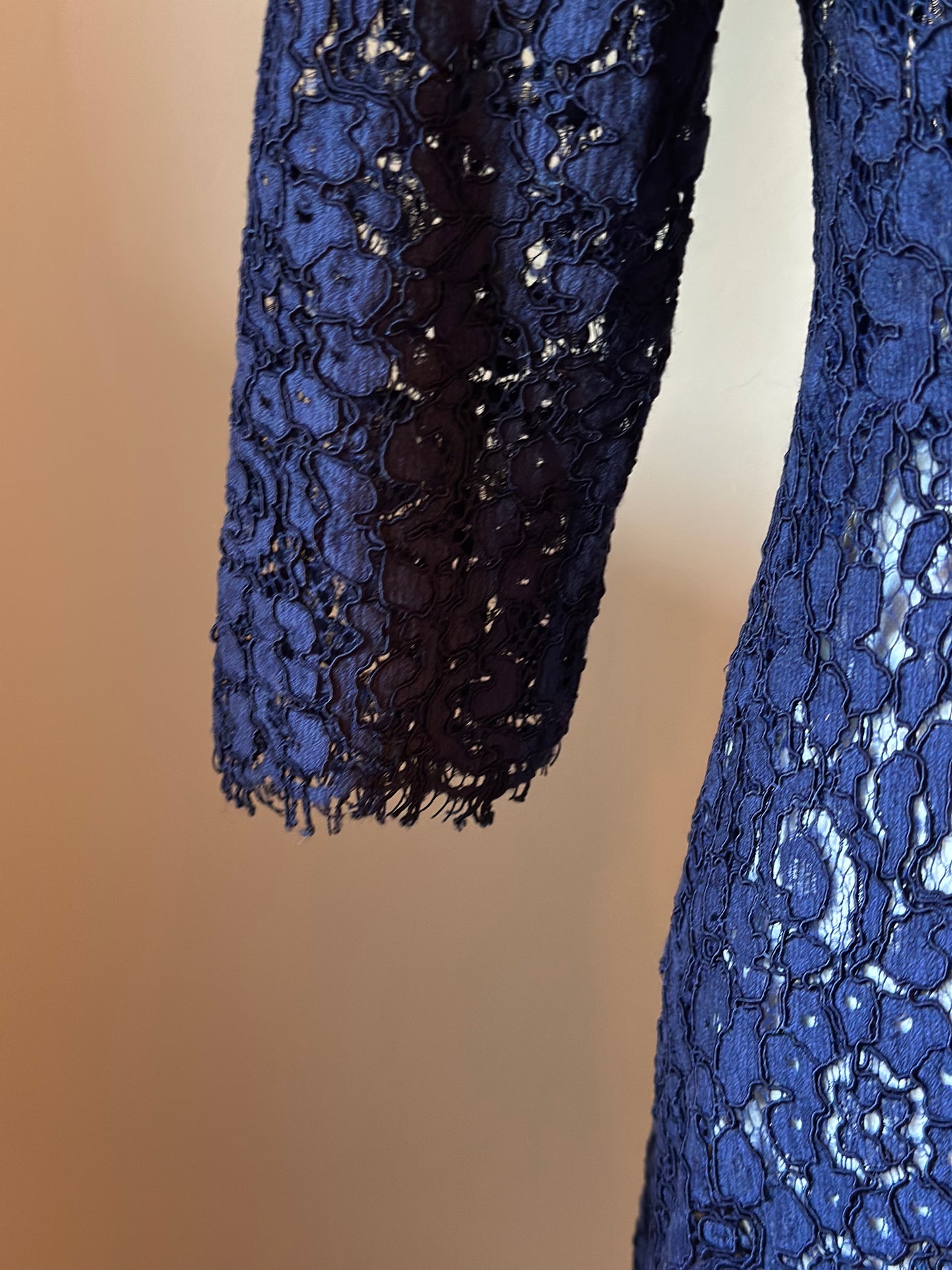 Robe en dentelle bleu marine T.40