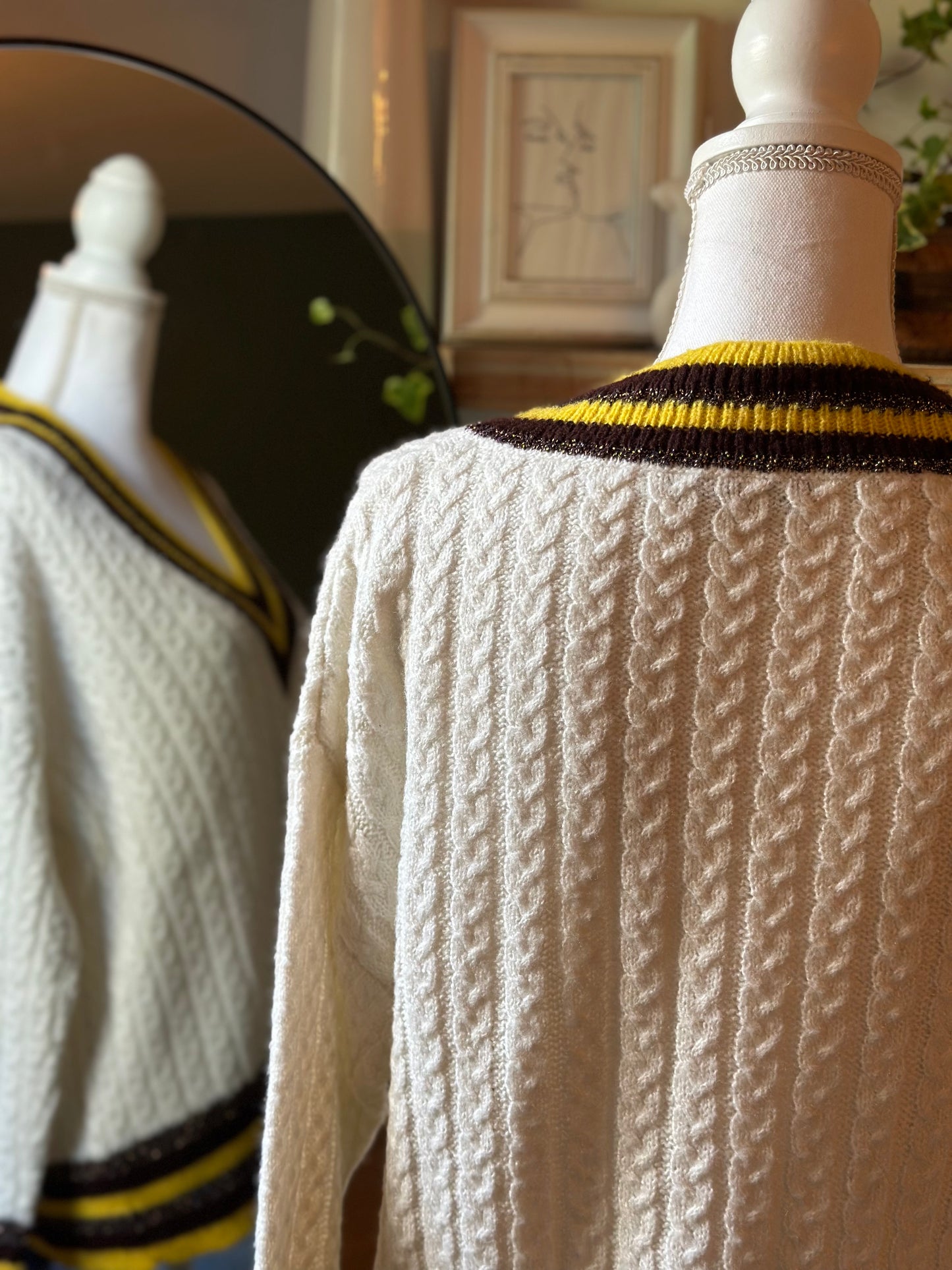 Pull torsadé en maille blanche avec col en V jaune et lurex T.36 oversize