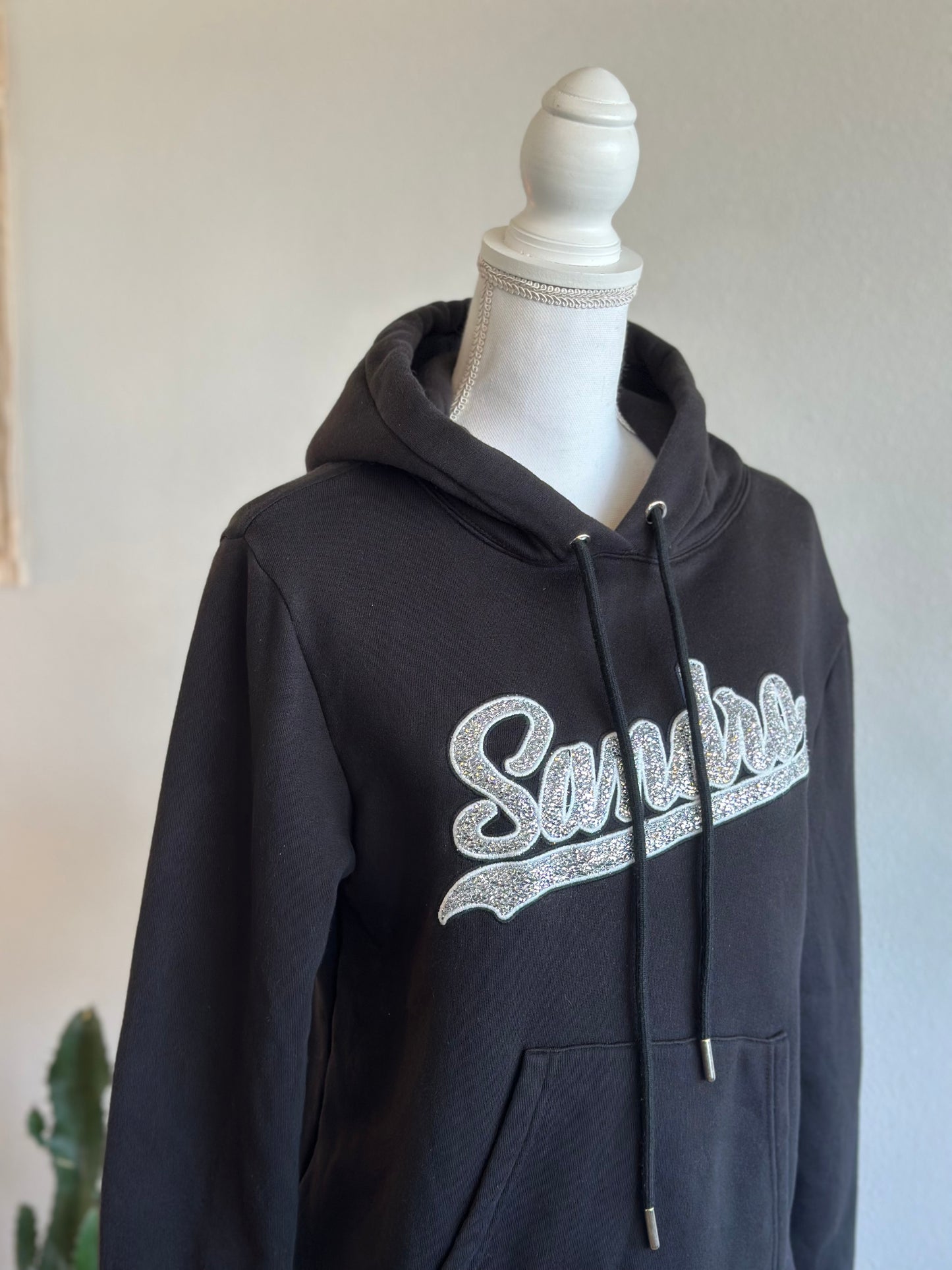 Sweat noir à capuche avec patch Sandro argenté, T.36